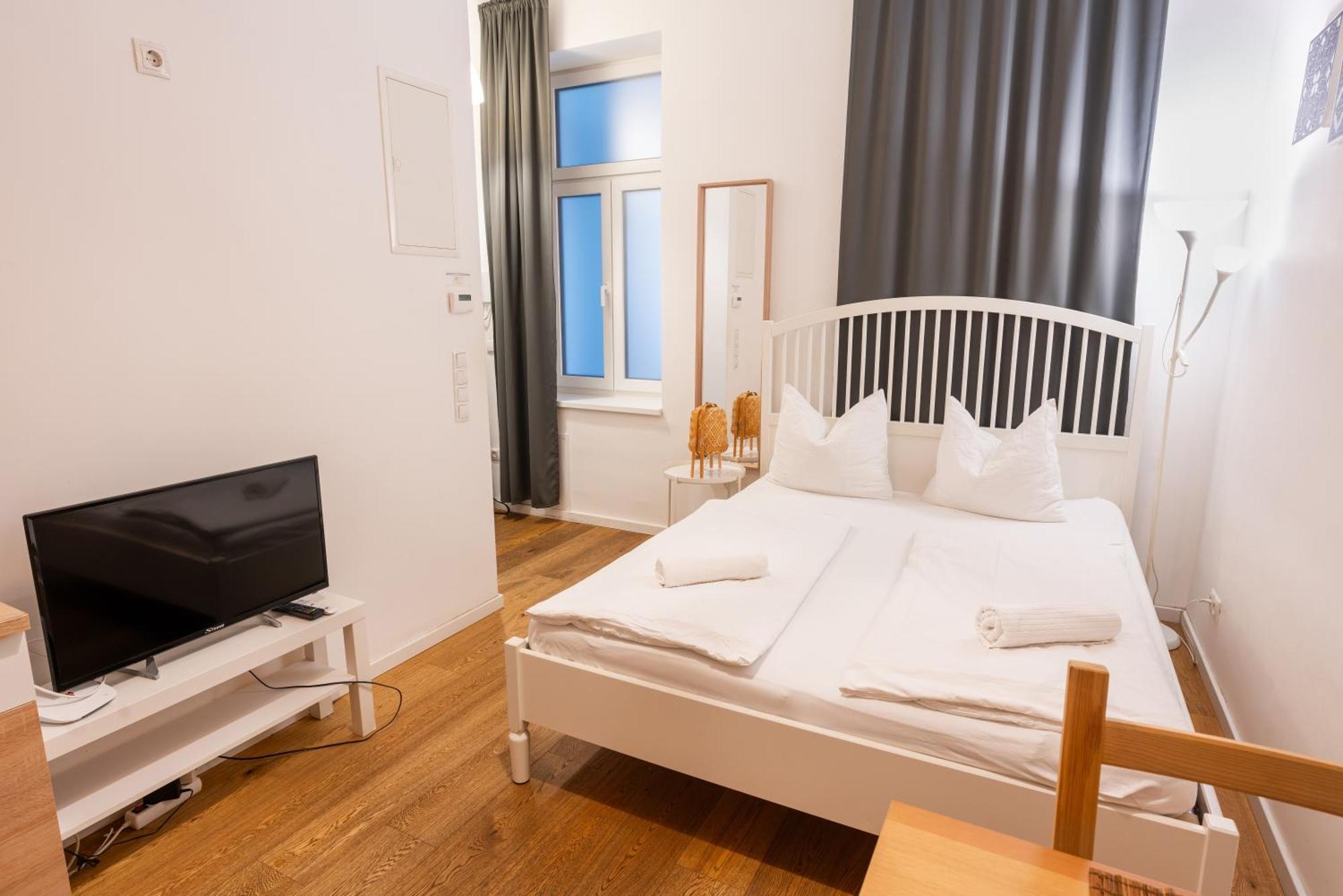 - Metro 1160 Apartment