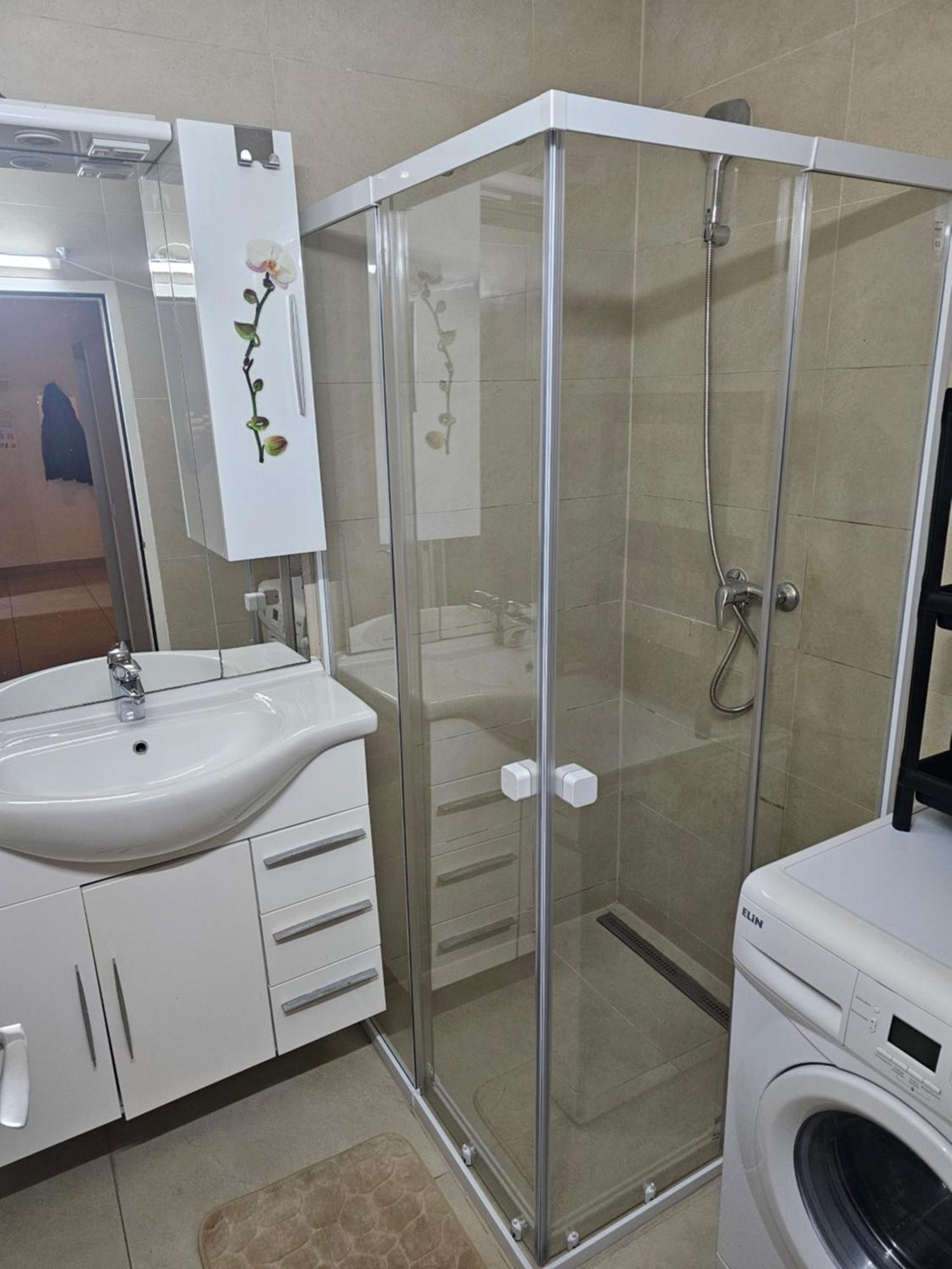 Simple 2 Bett Mit Gemeinschafts Wc Und Bad Tenda de luxo