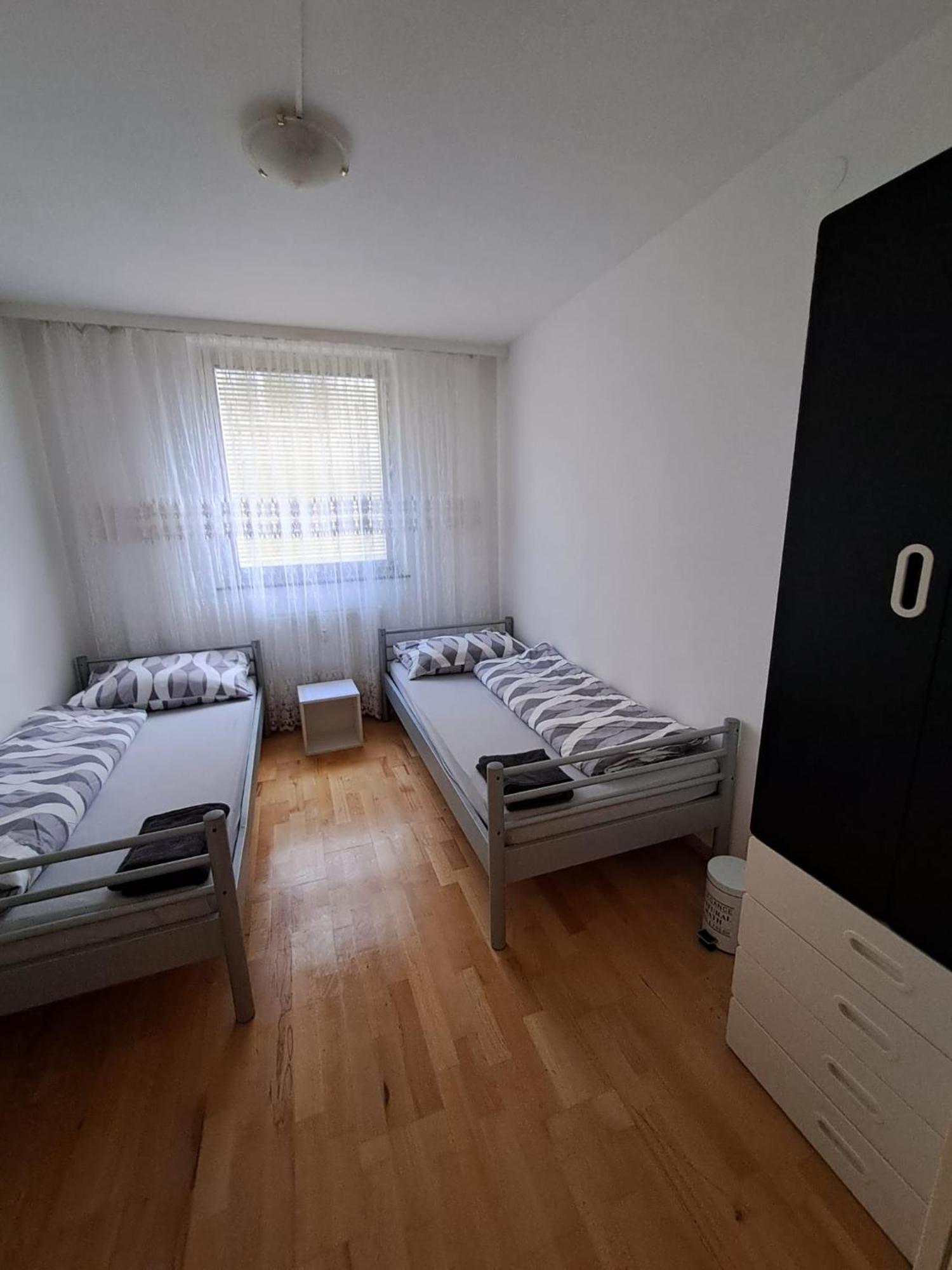 Simple 2 Bett Mit Gemeinschafts Wc Und Bad Tenda de luxo