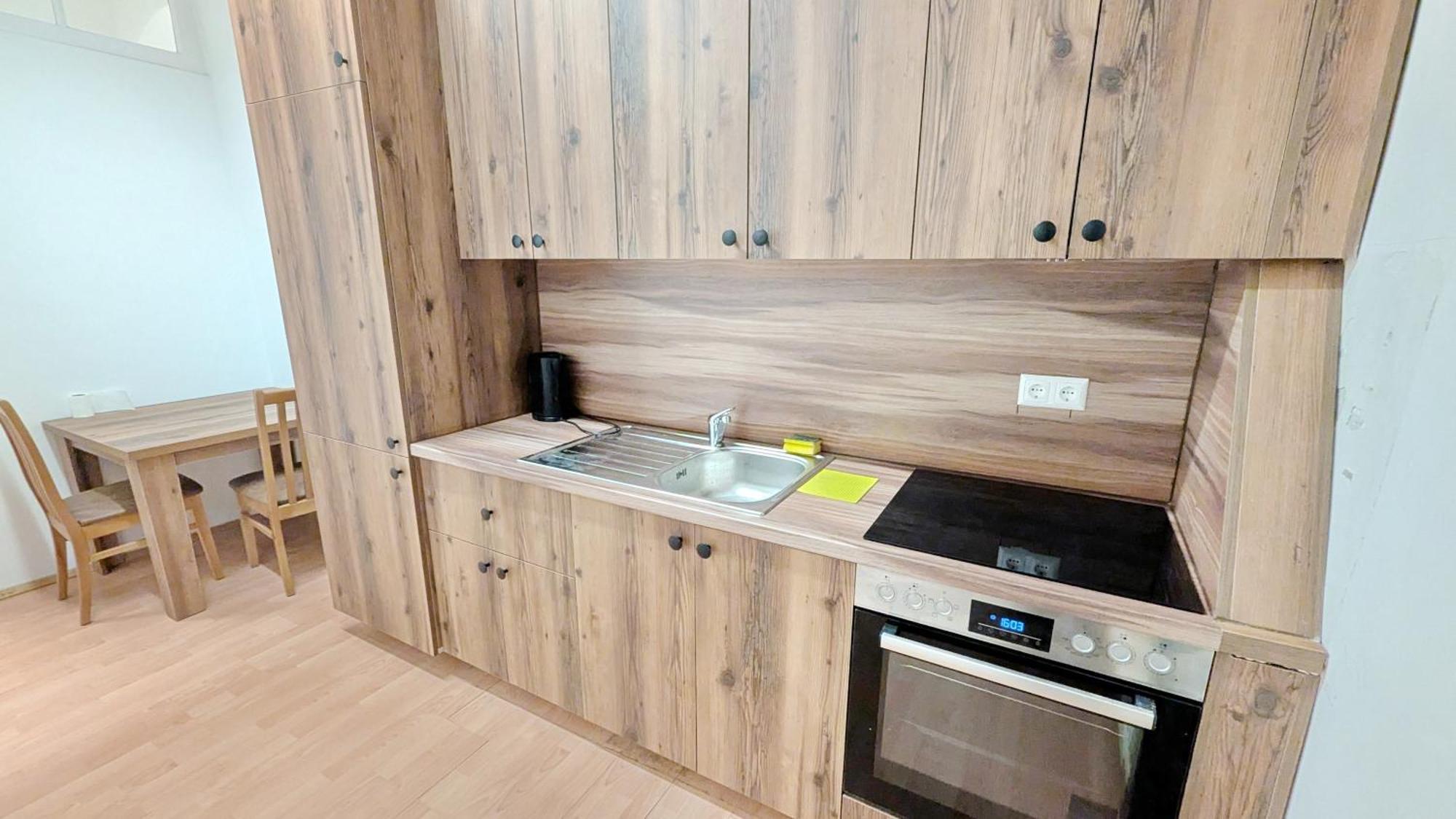 Spacious - 15 Min From Airport & Center, 5 Min From Main-bus Station Ez 7-8