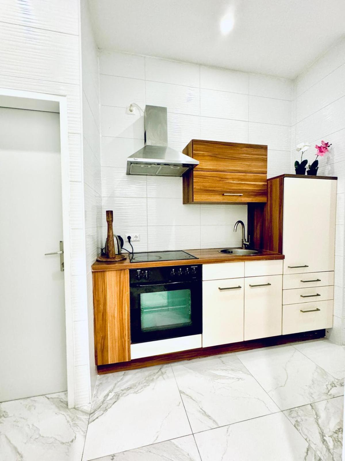 Spacious 3br Shared 11minute Stroll To Atzgersdorf Park Vienna