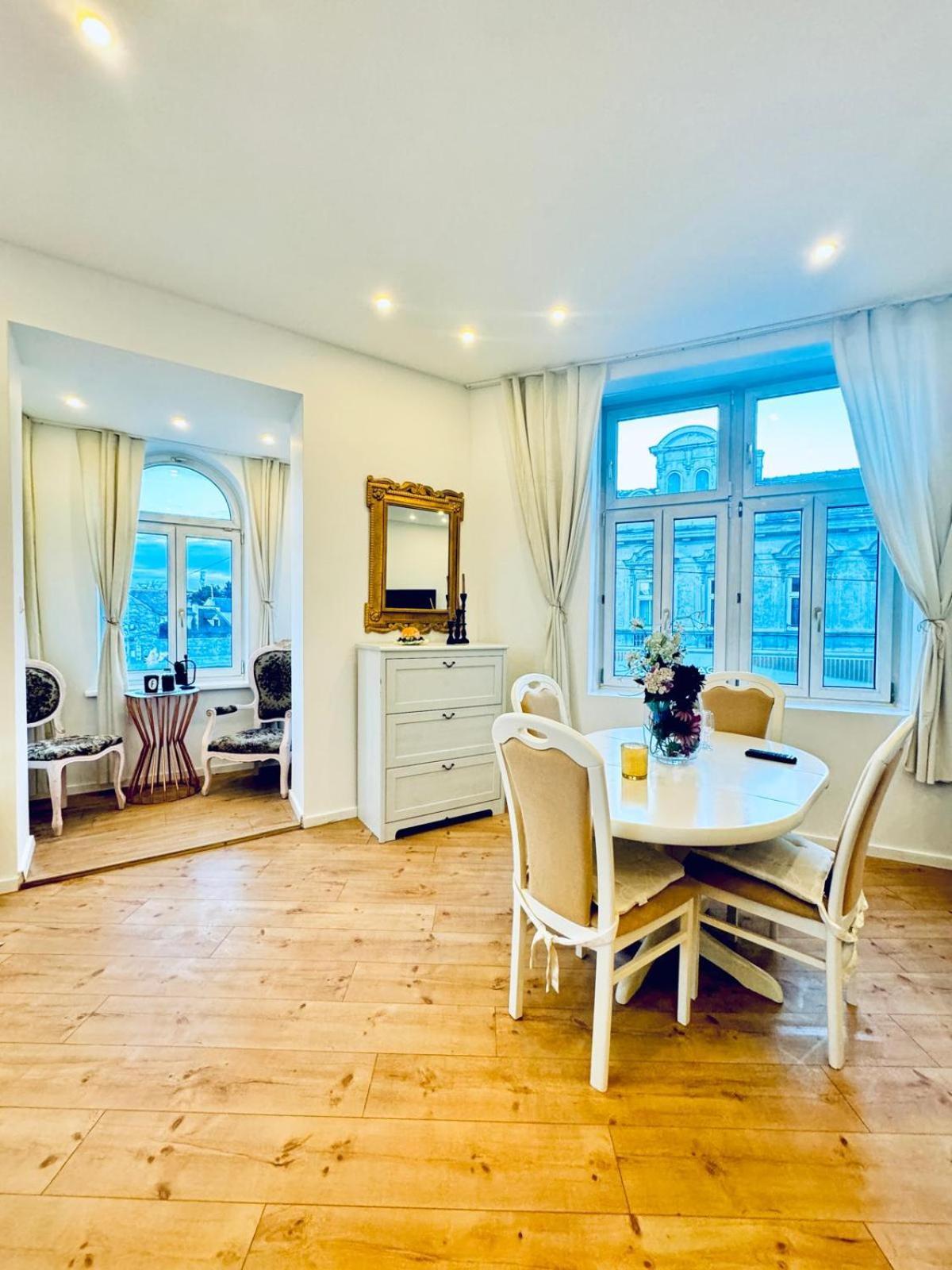 Apartment Spacious 3br Shared 11minute Stroll To Atzgersdorf Park *