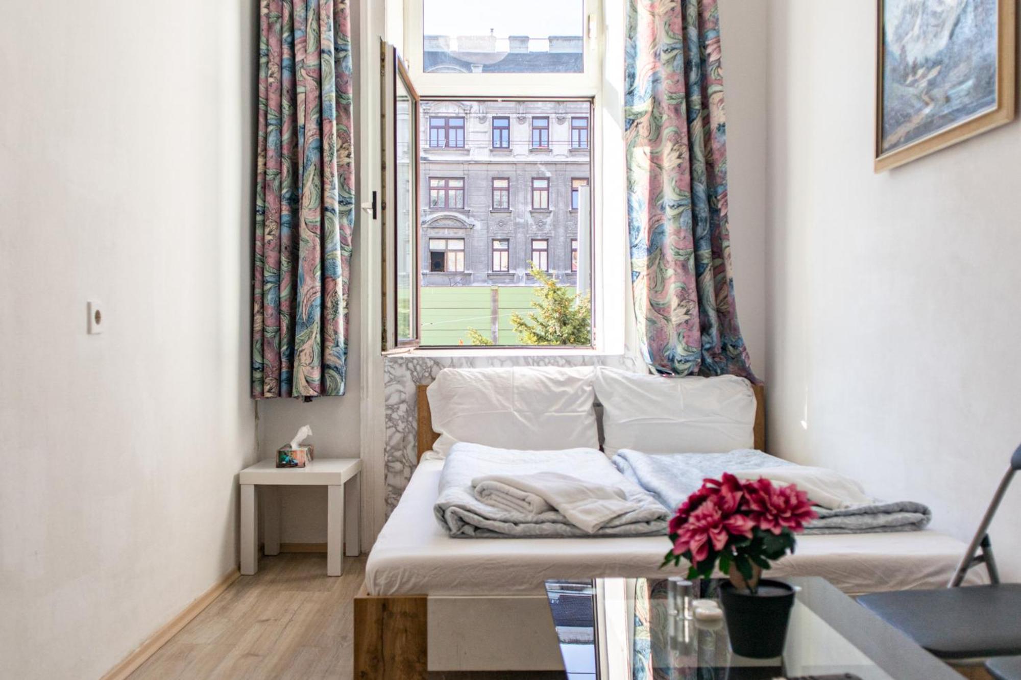 Guest house Convenient Shared - Near Danube & Millenium Tower