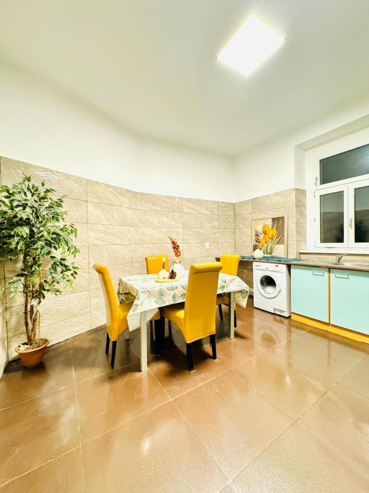 Apartment Charming 5br Shared Apt, Minutes From Atzgersdorf Vienna