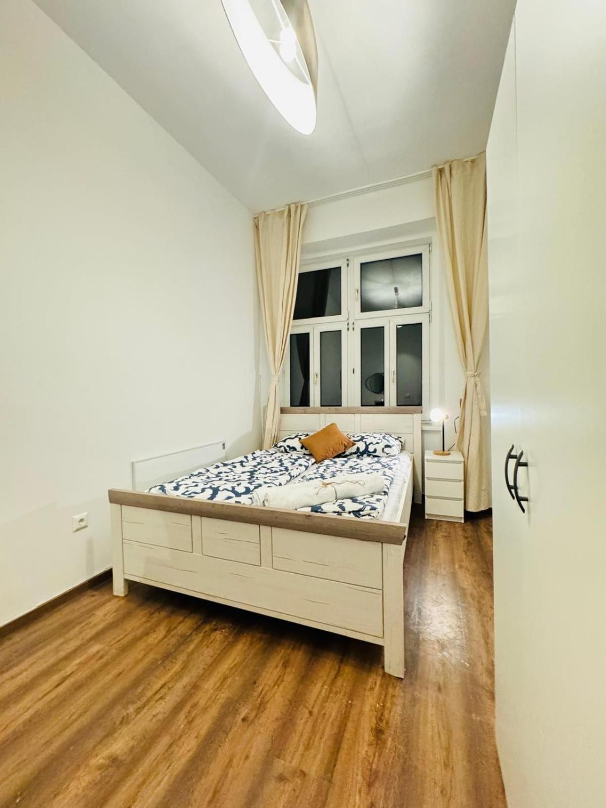 Apartment Charming 5br Shared Apt, Minutes From Atzgersdorf Vienna