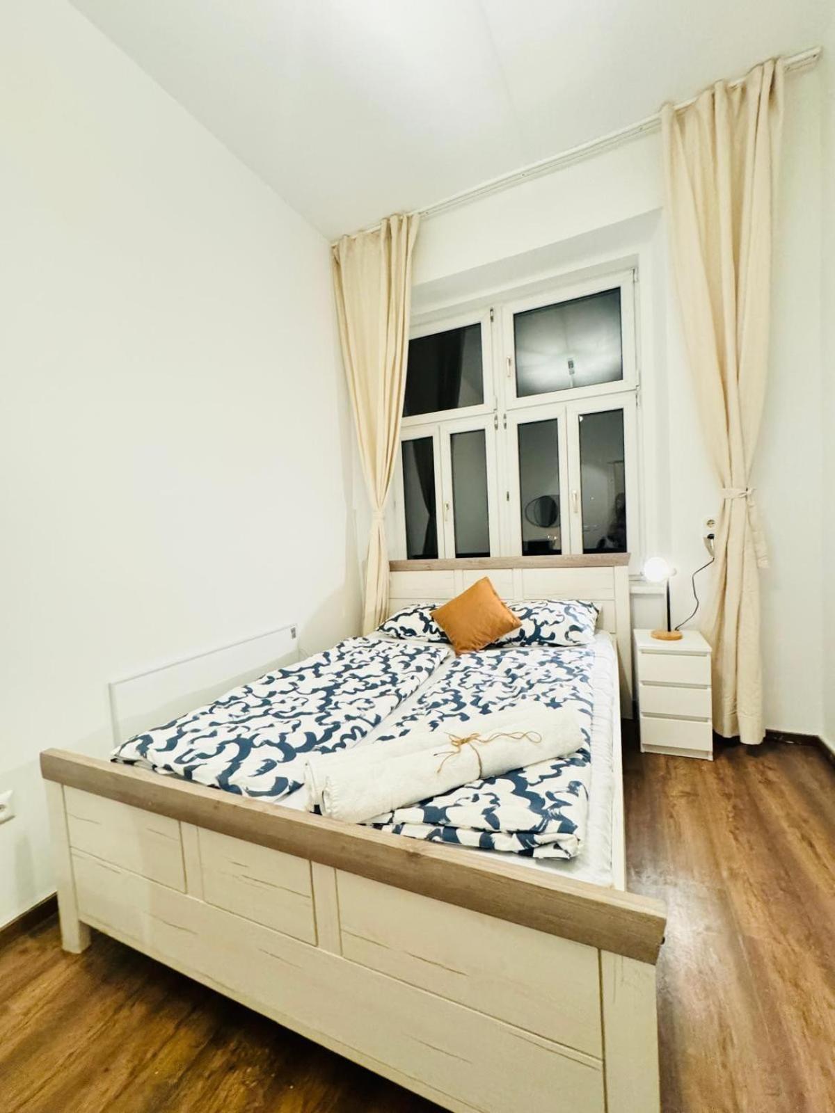 Charming 5br Shared Apt, Minutes From Atzgersdorf *
