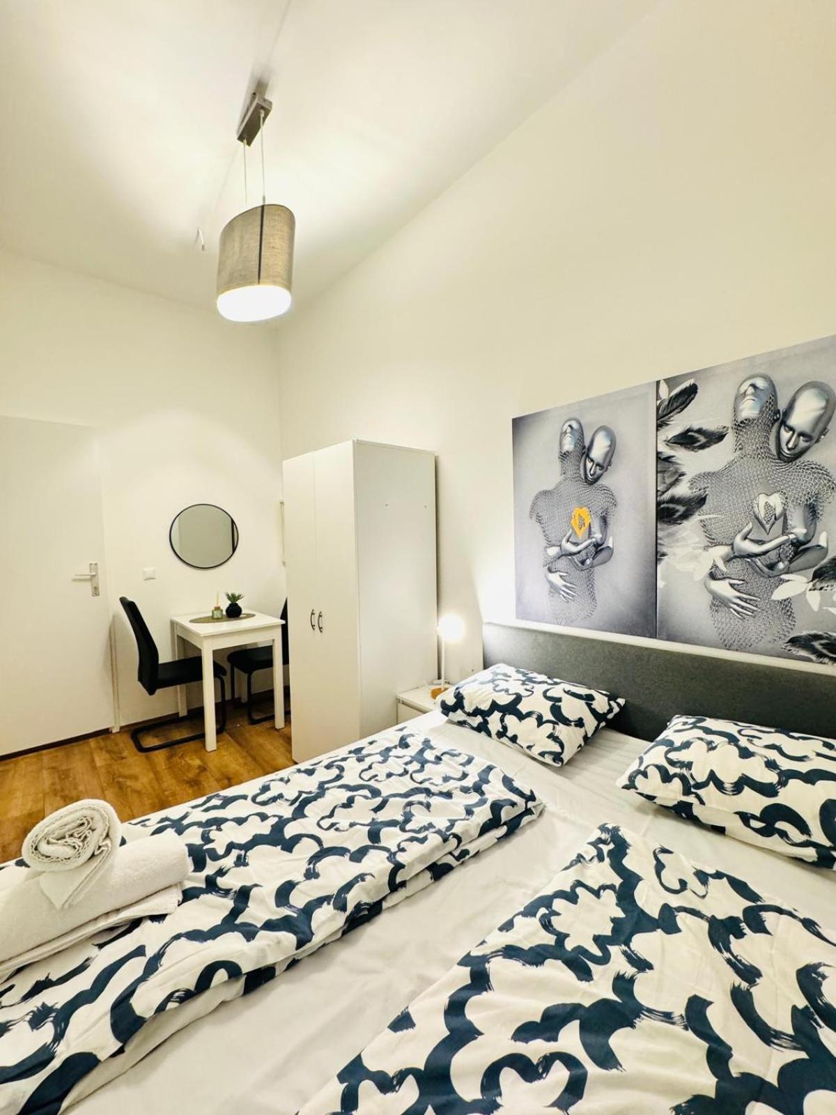 Chic 5br For 10p, With Direct Access Apartment