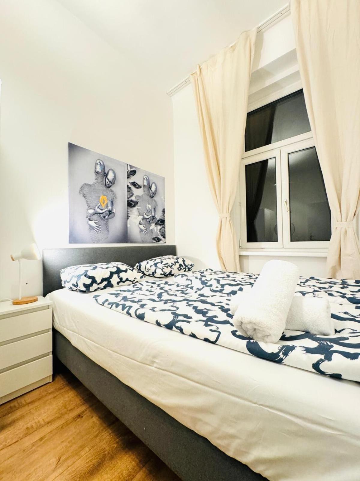 Chic 5br For 10p, With Direct Access