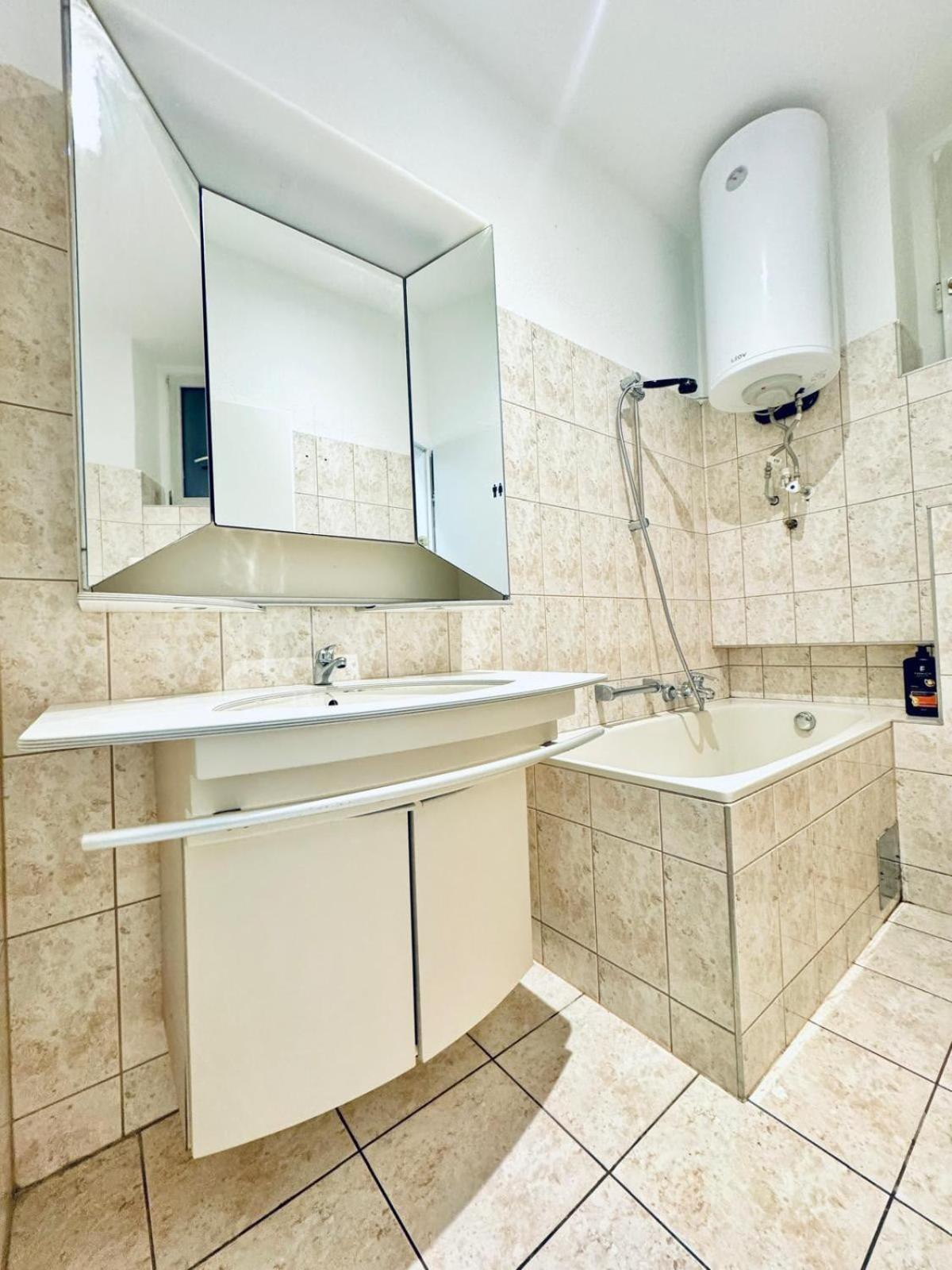 Affordable 5br Shared Apt, 11 Min To Atzgersdorf Appartamento
