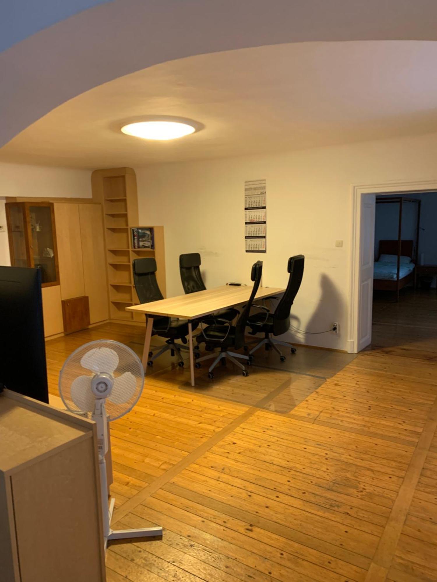 Three Bedrooms In Walking Center Apartment *