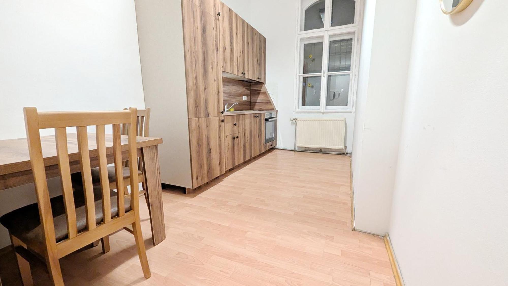 Homestay Spacious - 15 Min From Airport & Center, 5 Min From Main-bus Station Ez 12