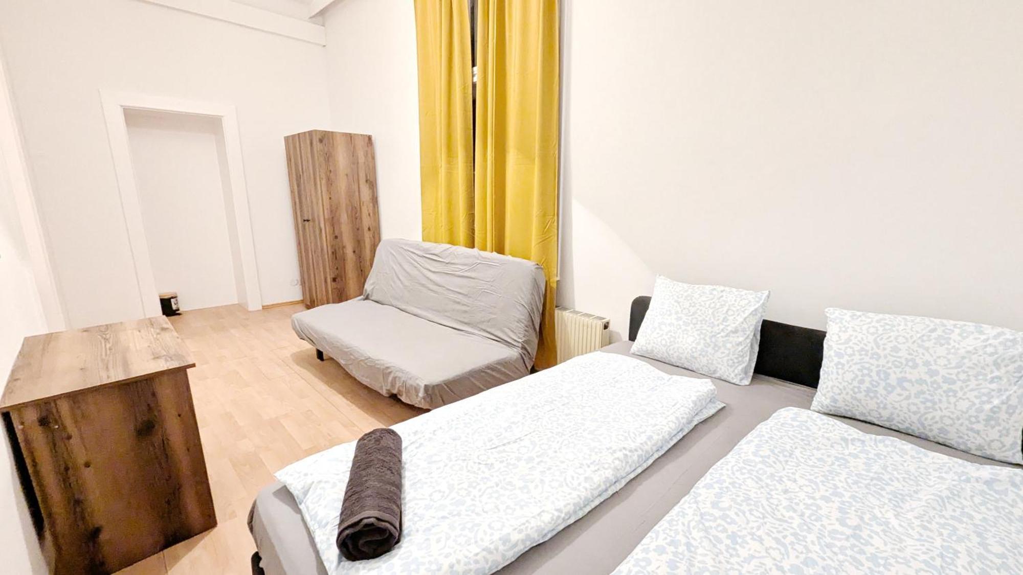 Spacious - 15 Min From Airport & Center, 5 Min From Main-bus Station Ez 12 Privatunterkunft *