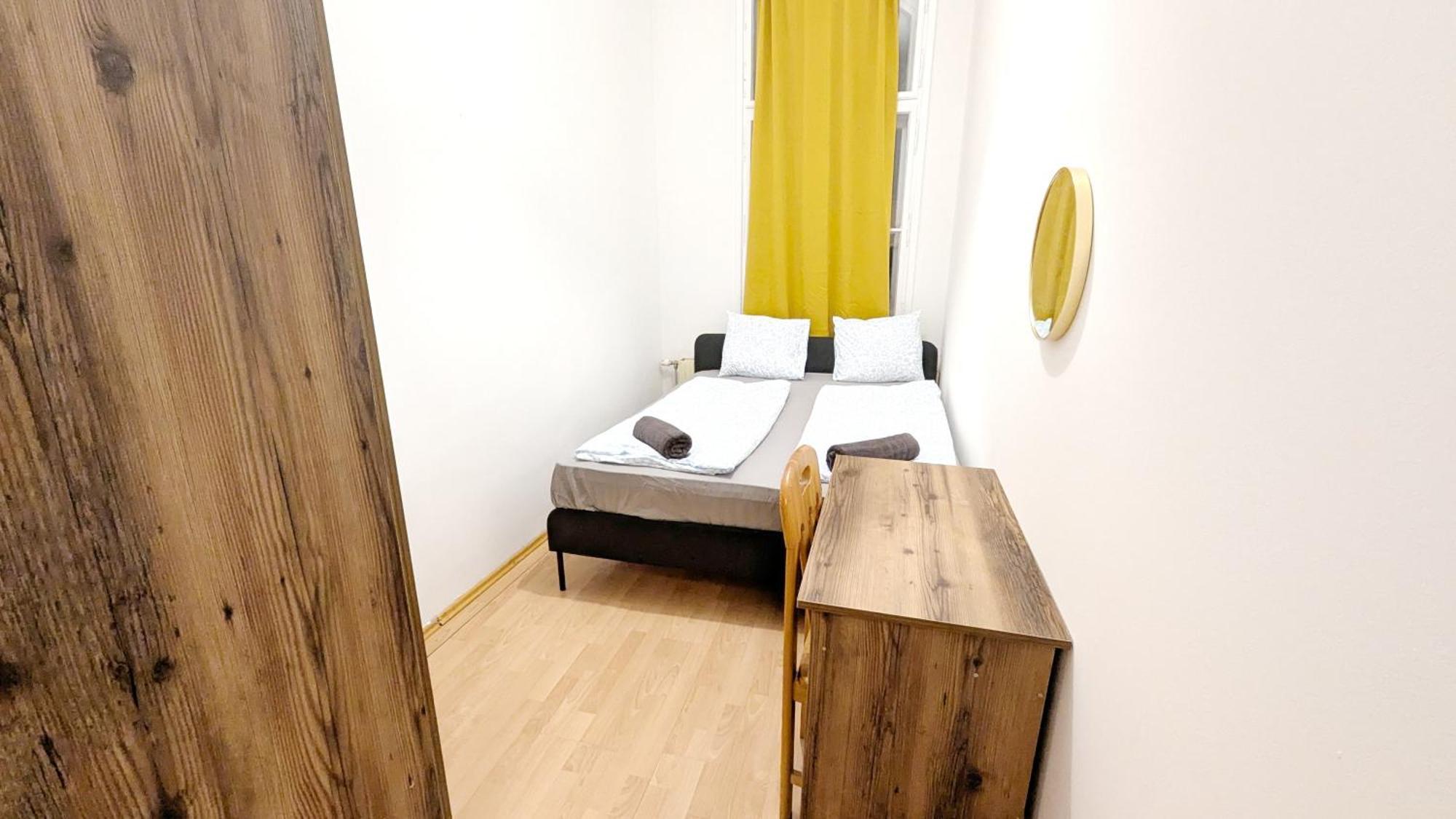 Spacious - 15 Min From Airport & Center, 5 Min From Main-bus Station Ez 12 Privatunterkunft