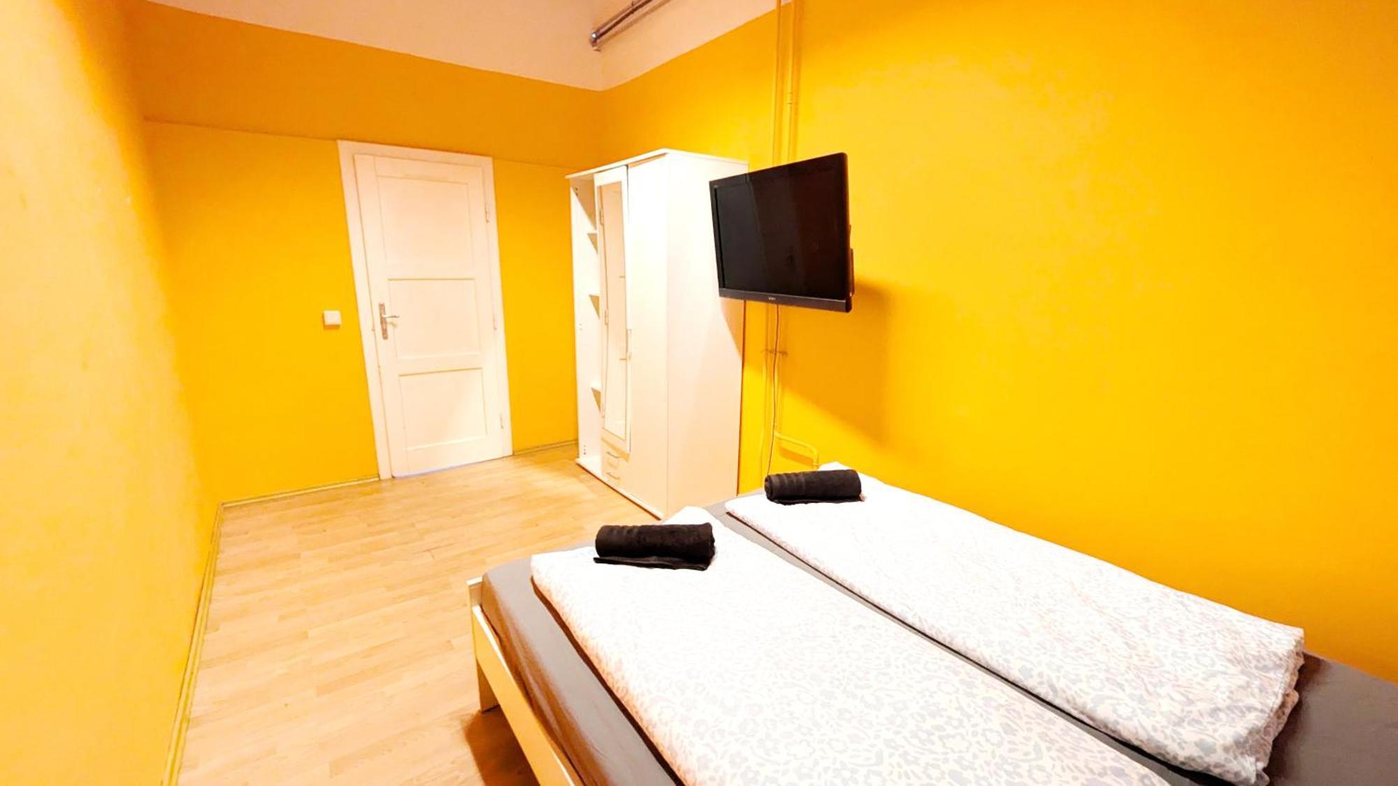 Spacious For Group - 15 Min From Airport & Center, 5 Min From Main-bus Station *