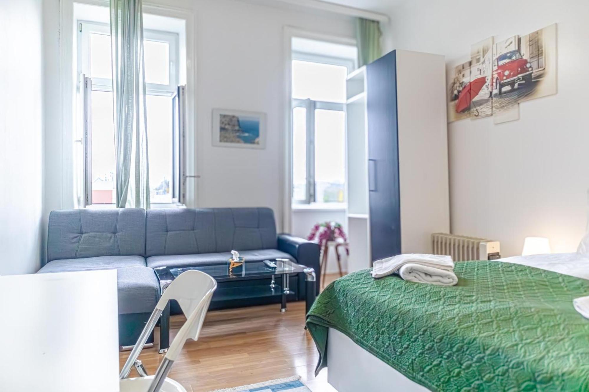 Apartment Homely Near Millenium Tower