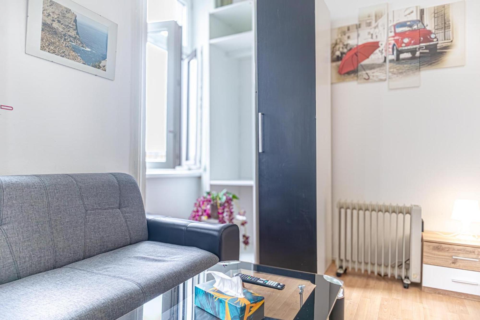 Homely Near Millenium Tower Apartment *