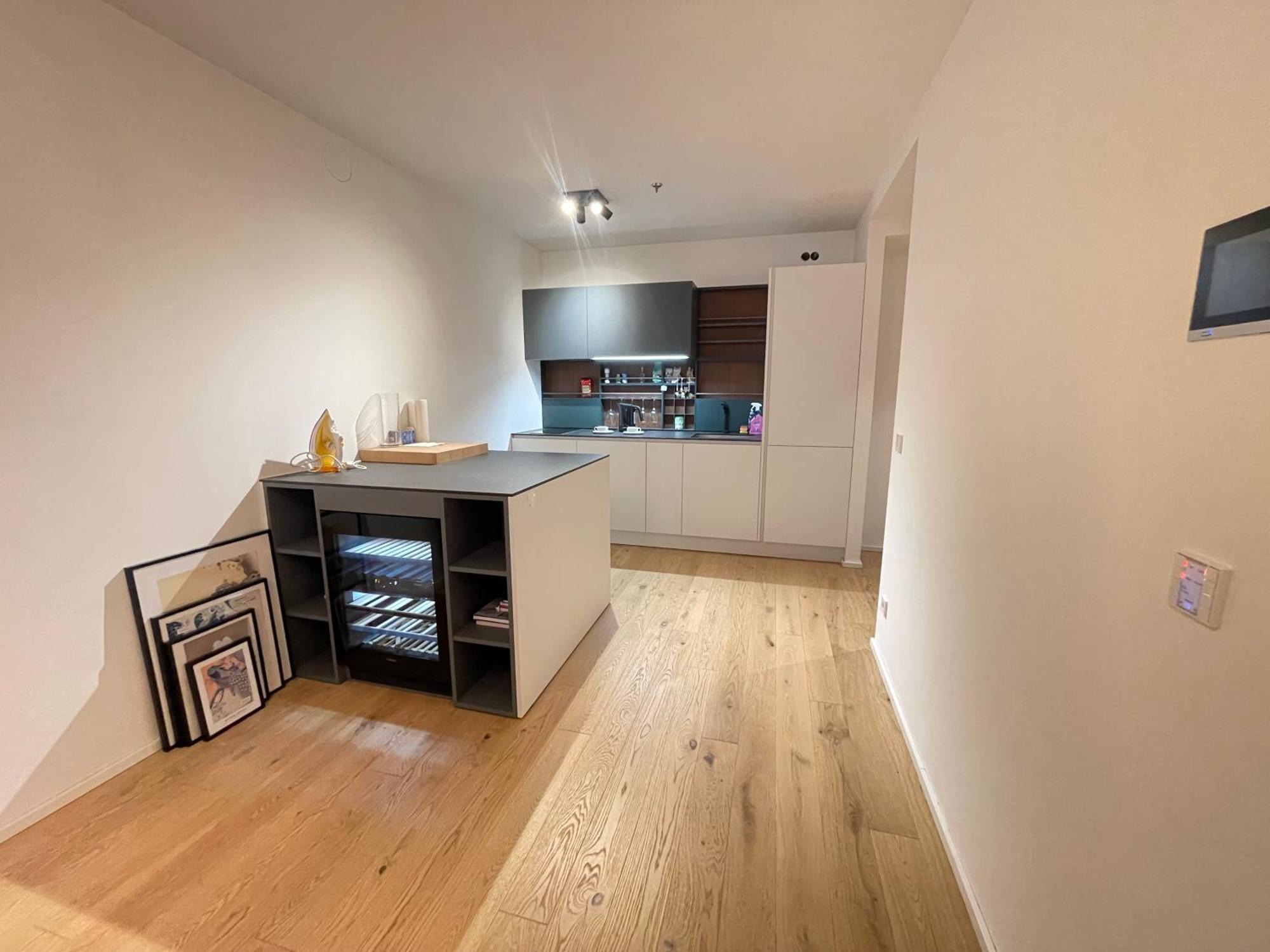 1-bedroom Luxury In The Heart Of With Kitchen And Parking *
