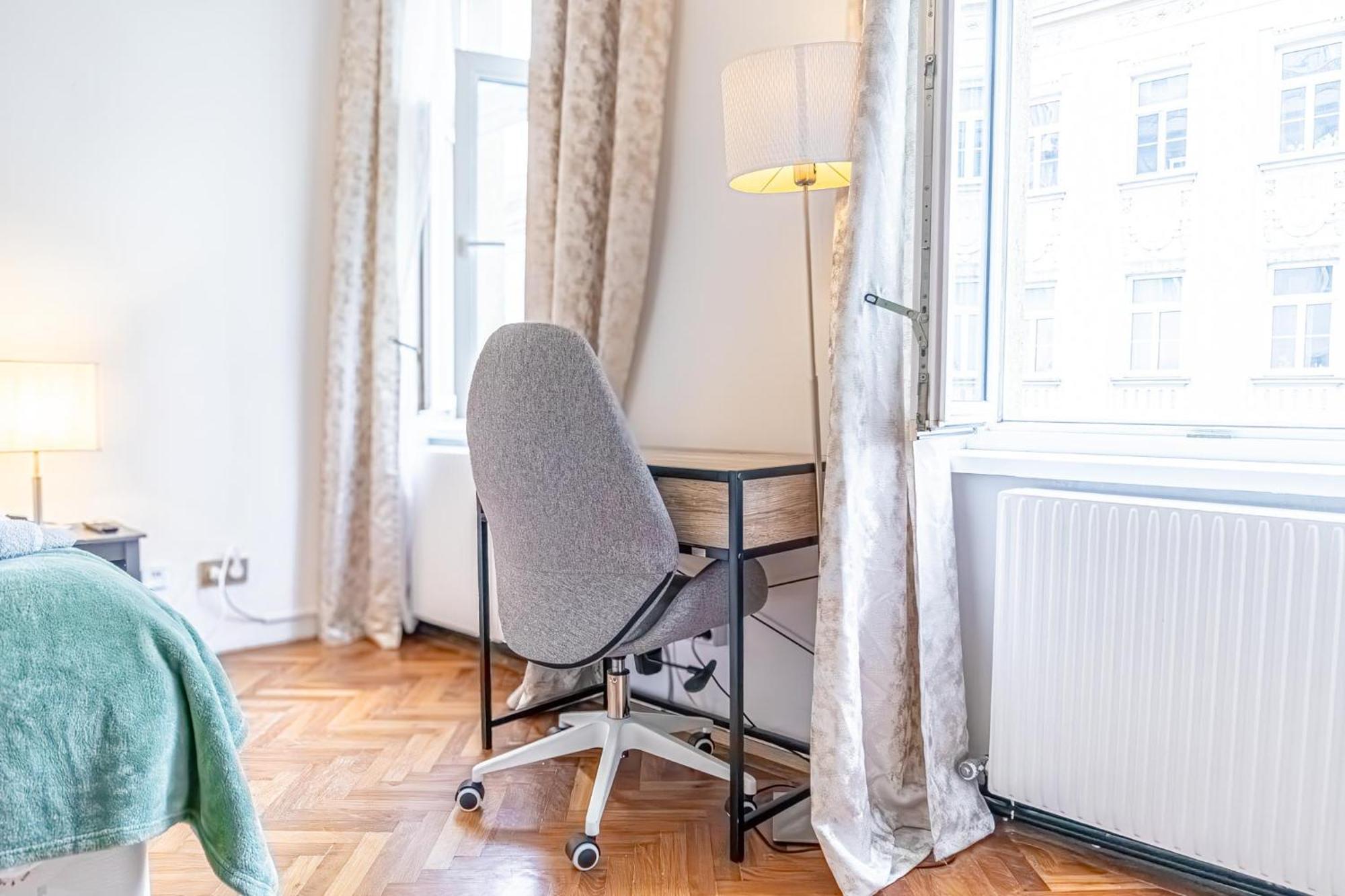 Amazing 3 Bedroom Apt, 15 Min To Landstrasse Hub Apartment *