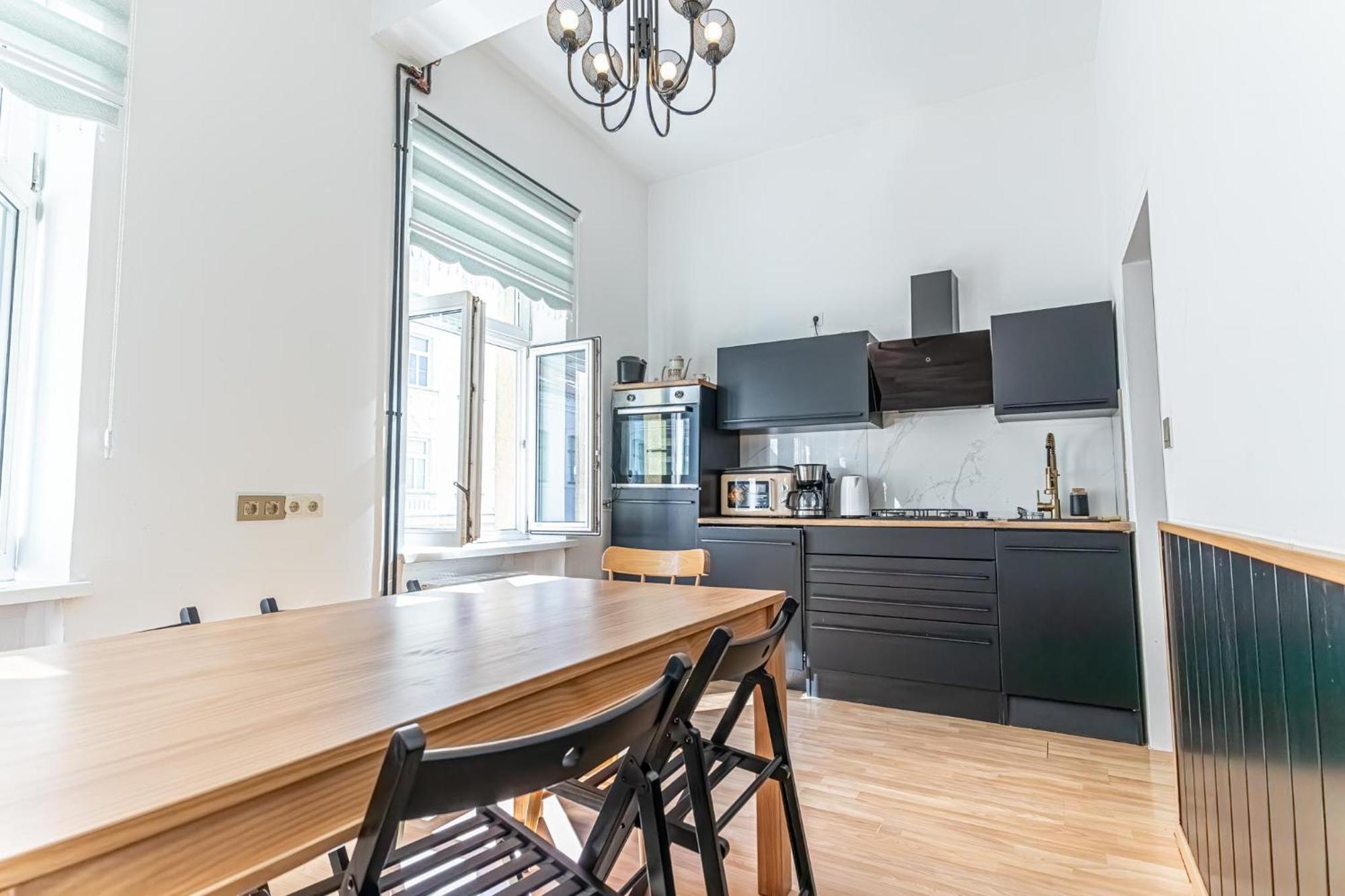 Amazing 3 Bedroom Apt, 15 Min To Landstrasse Hub Apartment *