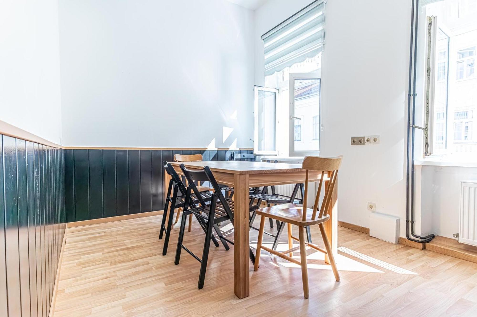 Amazing 3 Bedroom Apt, 15 Min To Landstrasse Hub Apartment *