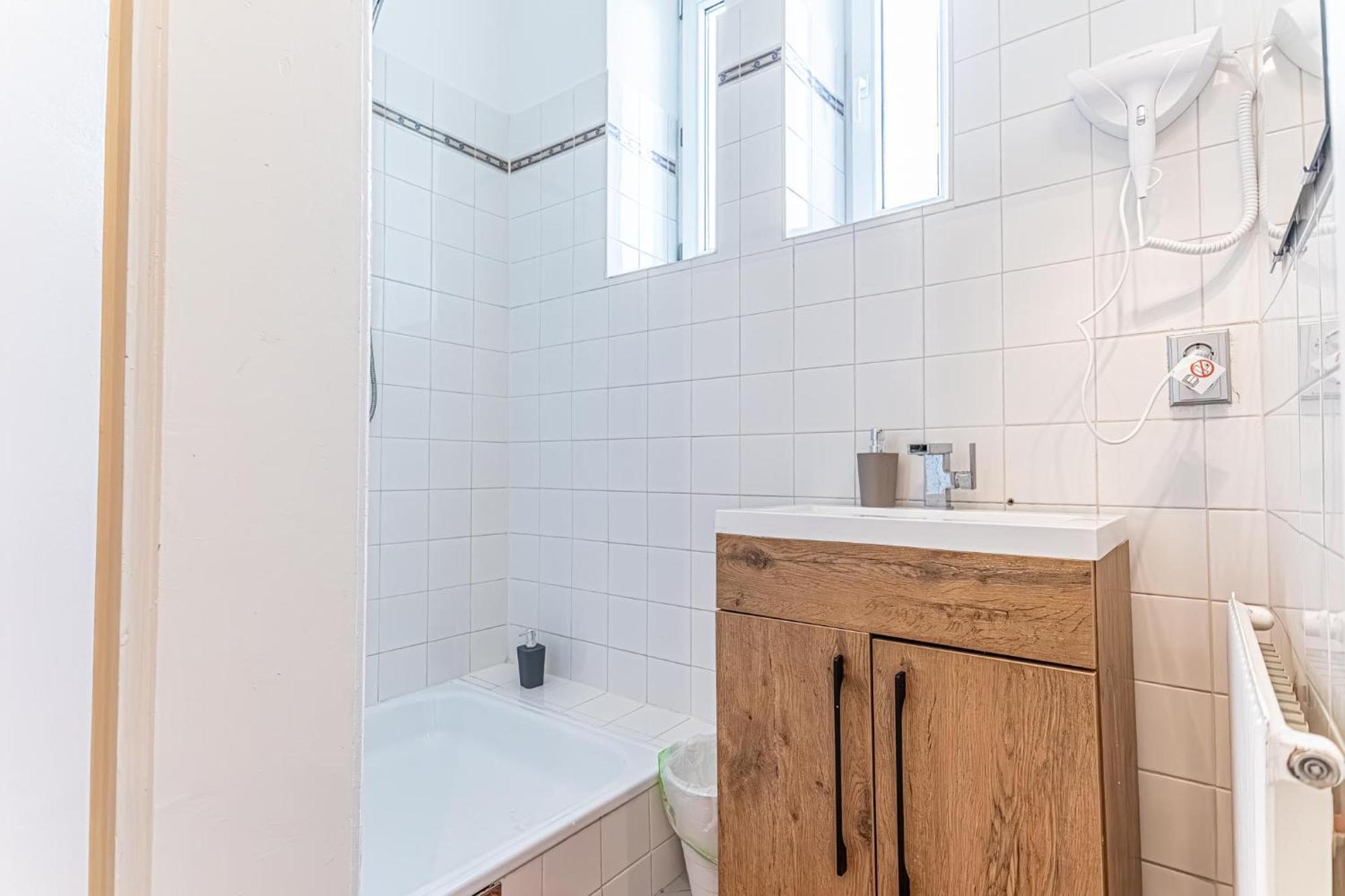 Amazing 3 Bedroom Apt, 15 Min To Landstrasse Hub Apartment