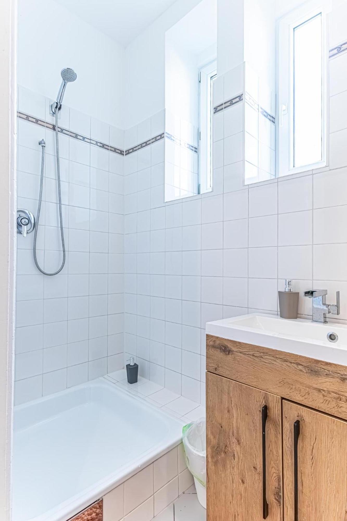 Amazing 3 Bedroom Apt, 15 Min To Landstrasse Hub Apartment *