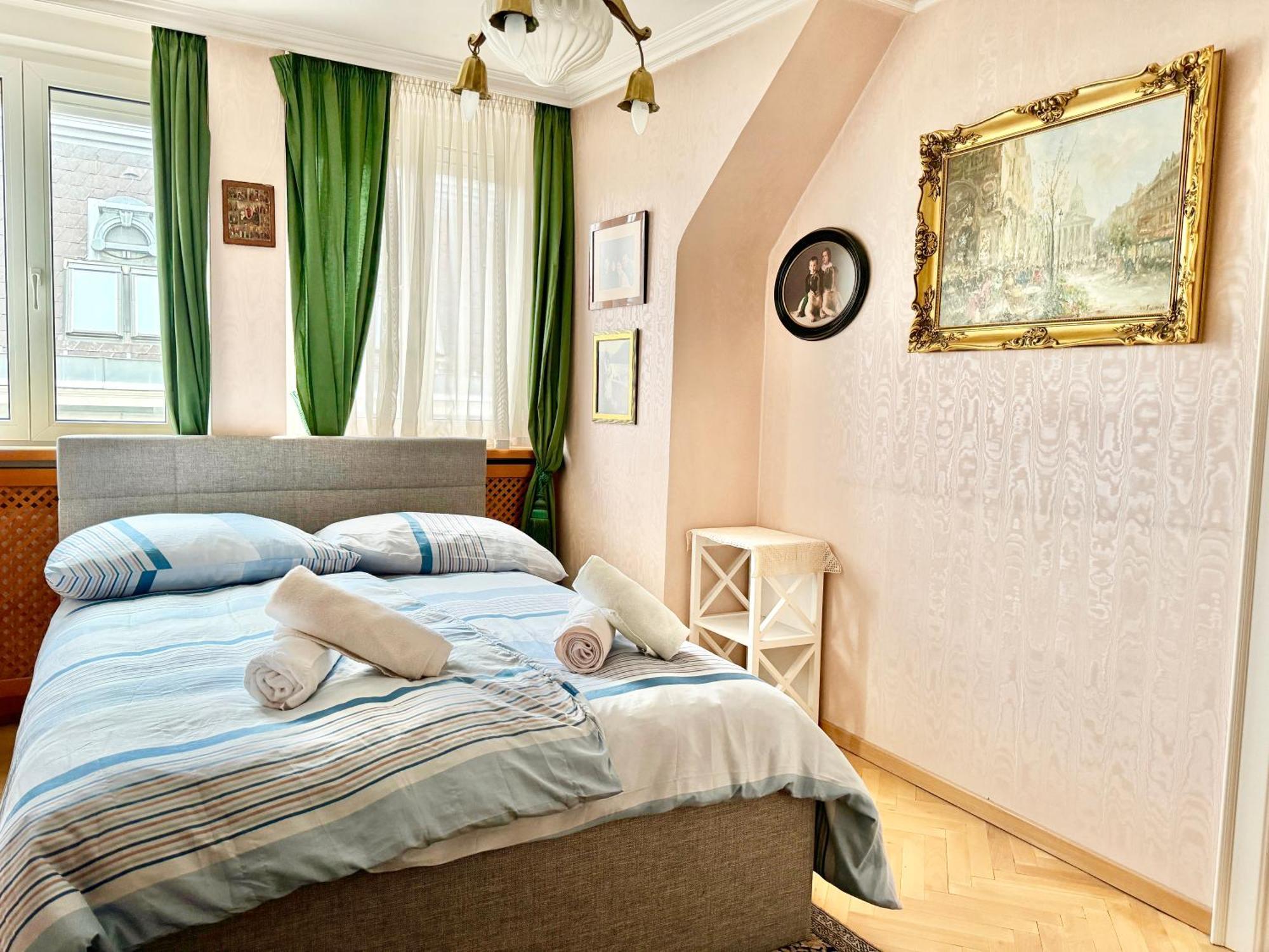 Spacious Penthouse With Stephen Cathedral View *