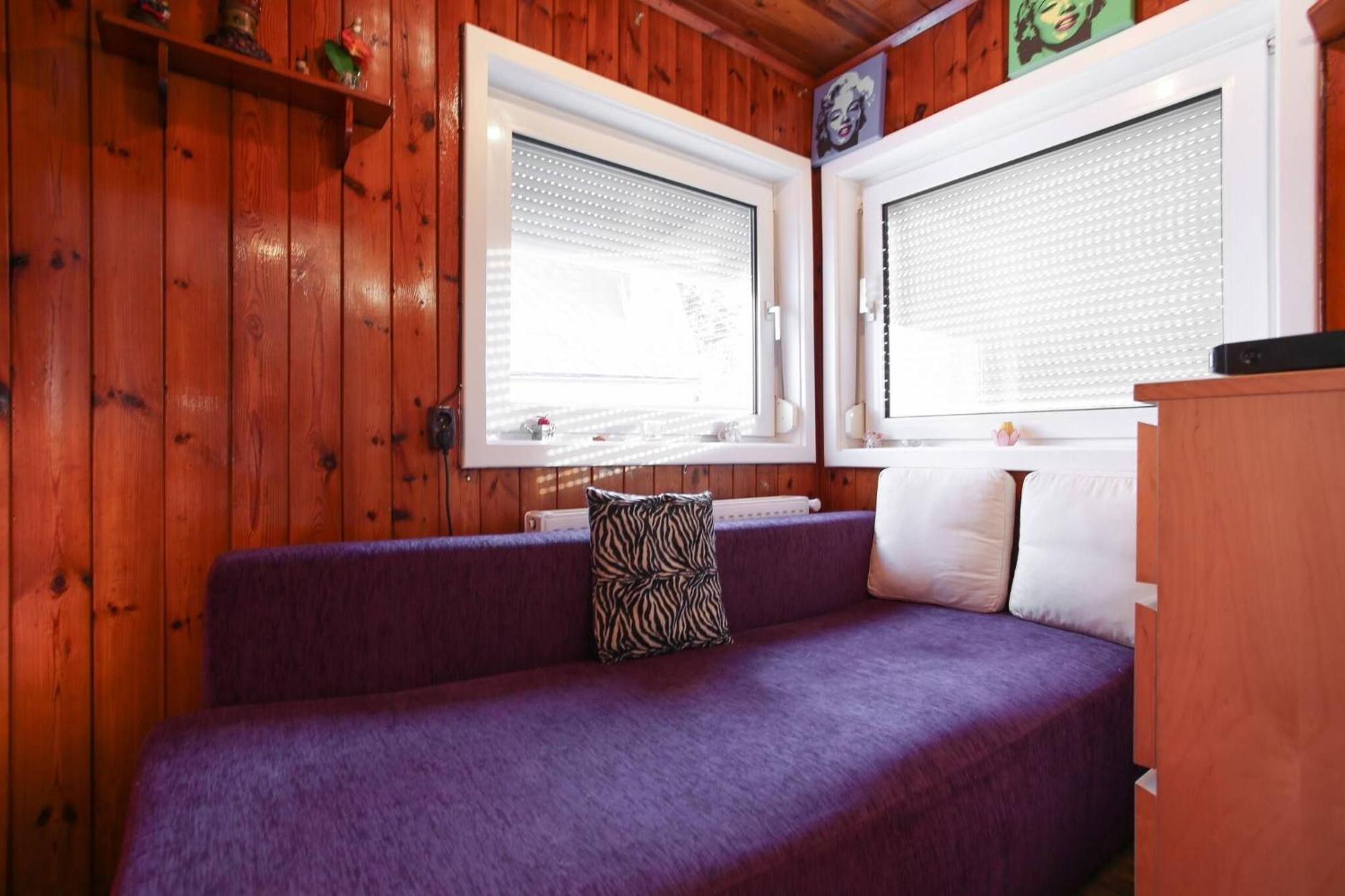 Guest house In House - Charming Retreat With Garden Metro Access *