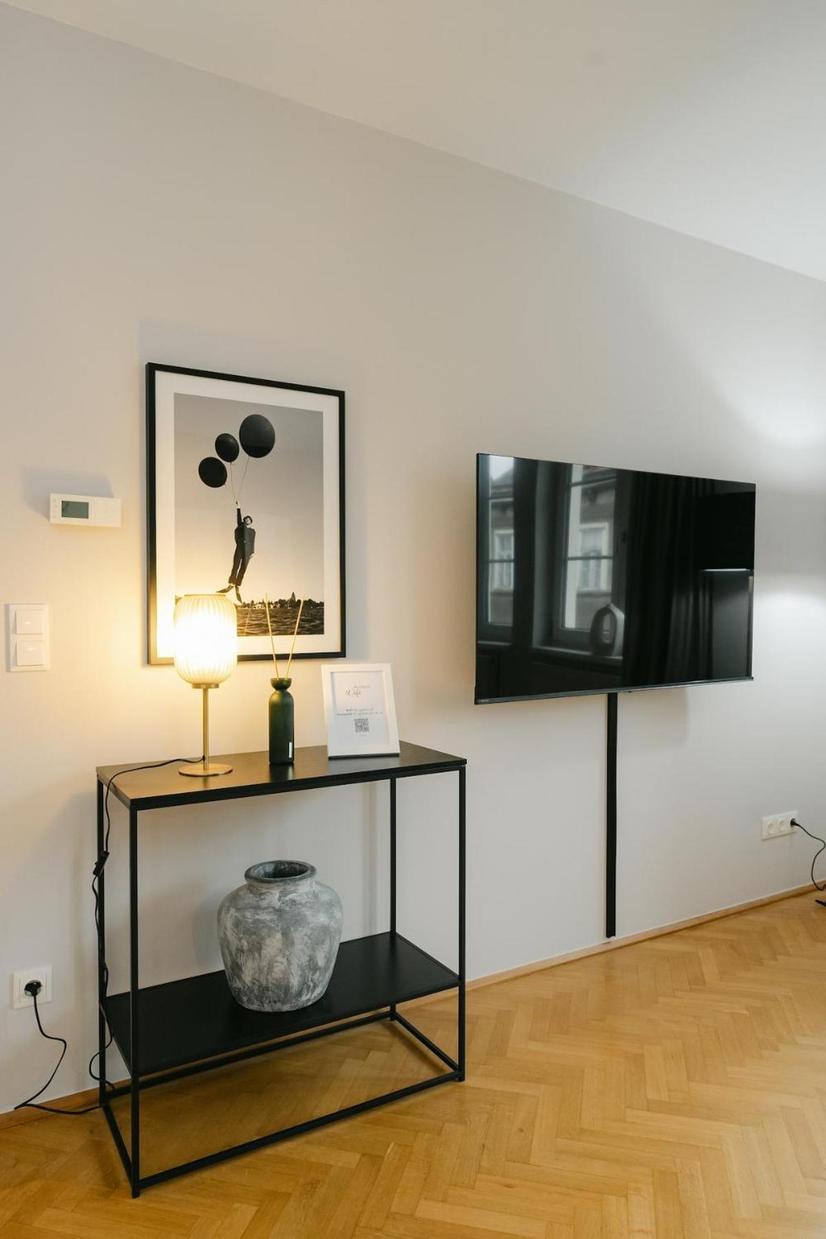 Nest Perfect For 2-4 Hip Area And Free Parking *