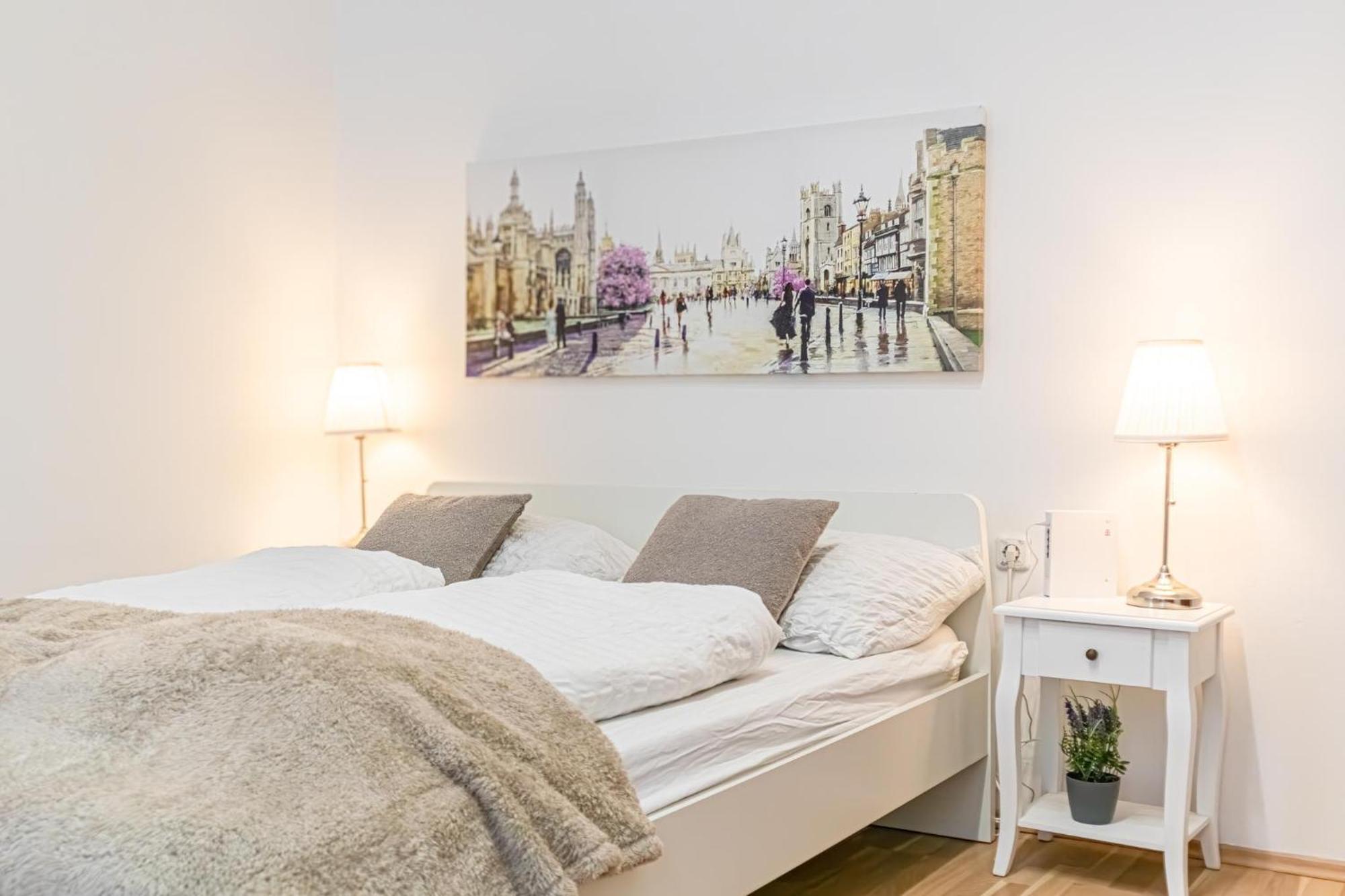 Modern Living 1br In Centeral Location *