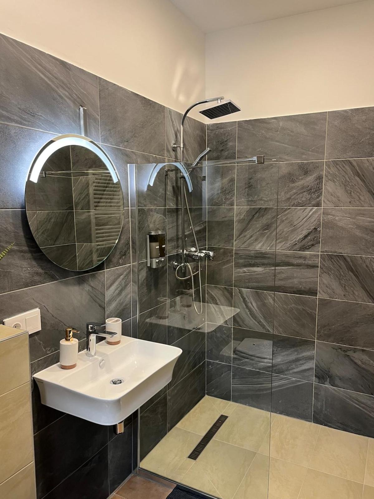 Spacious In Center Apartment Vienna