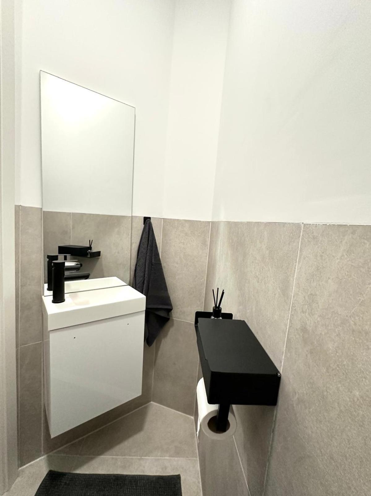 Rooftop Apartment, 10min To Center, Direct At Metro, Skyview Big Terrace! * Vienna