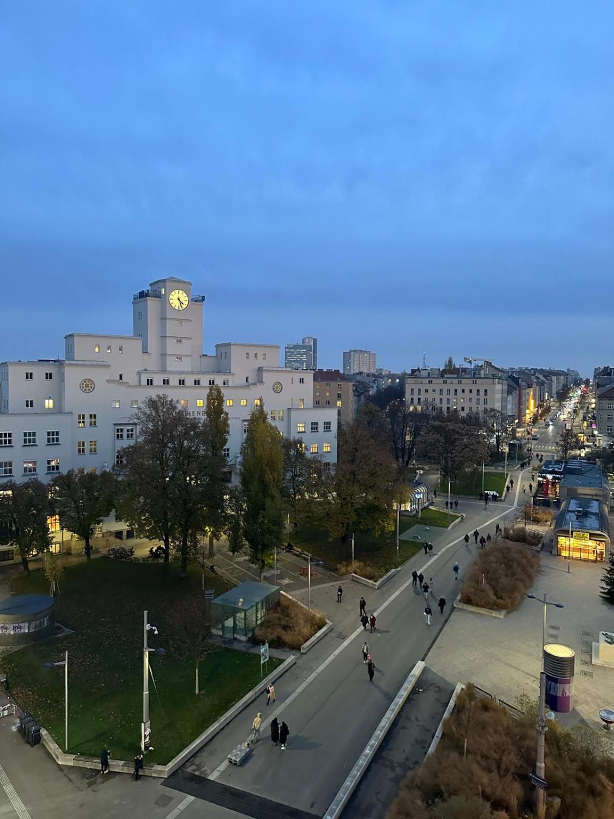Rooftop Apartment, 10min To Center, Direct At Metro, Skyview Big Terrace!