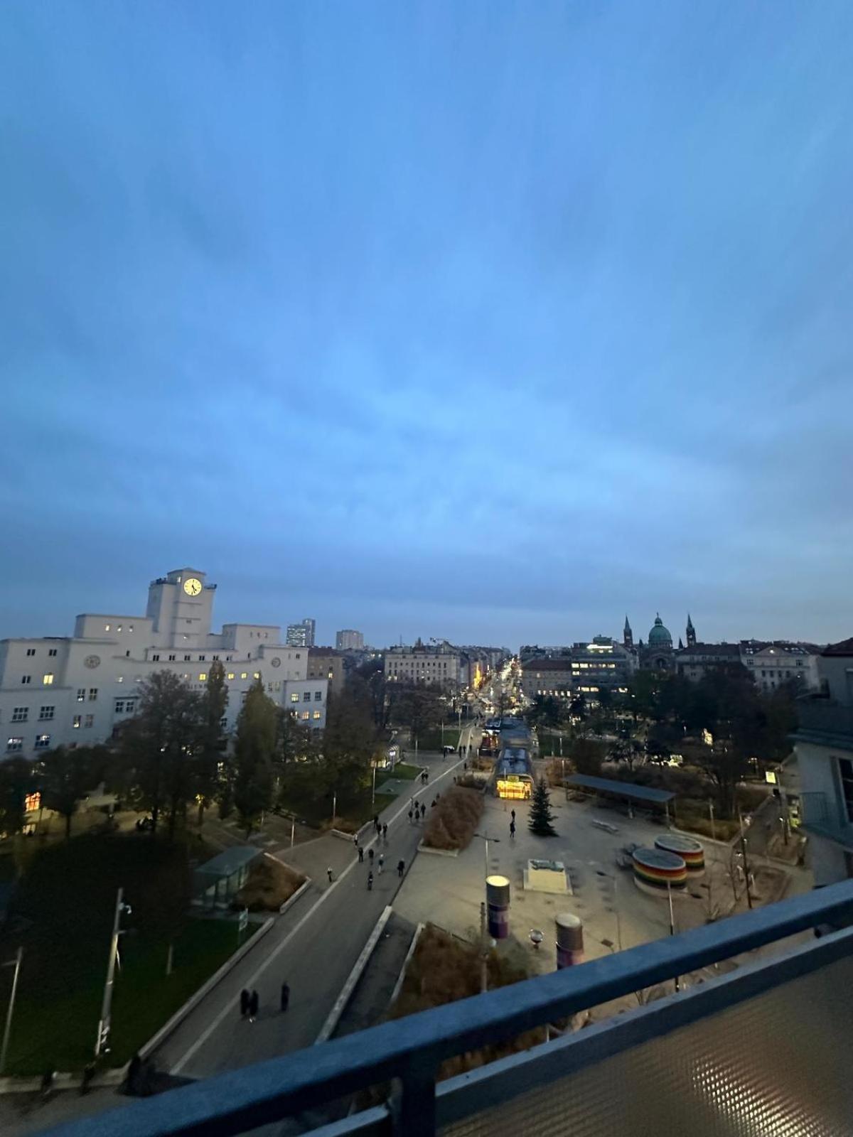 Rooftop Apartment, 10min To Center, Direct At Metro, Skyview Big Terrace! Apartment *