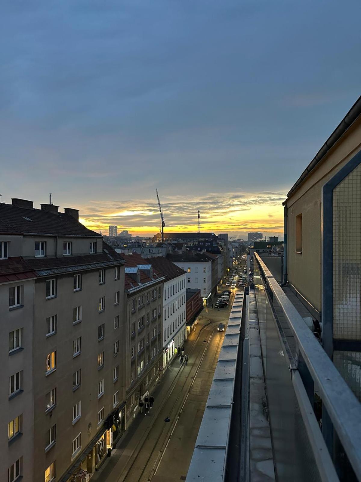 Rooftop Apartment, 10min To Center, Direct At Metro, Skyview Big Terrace! *