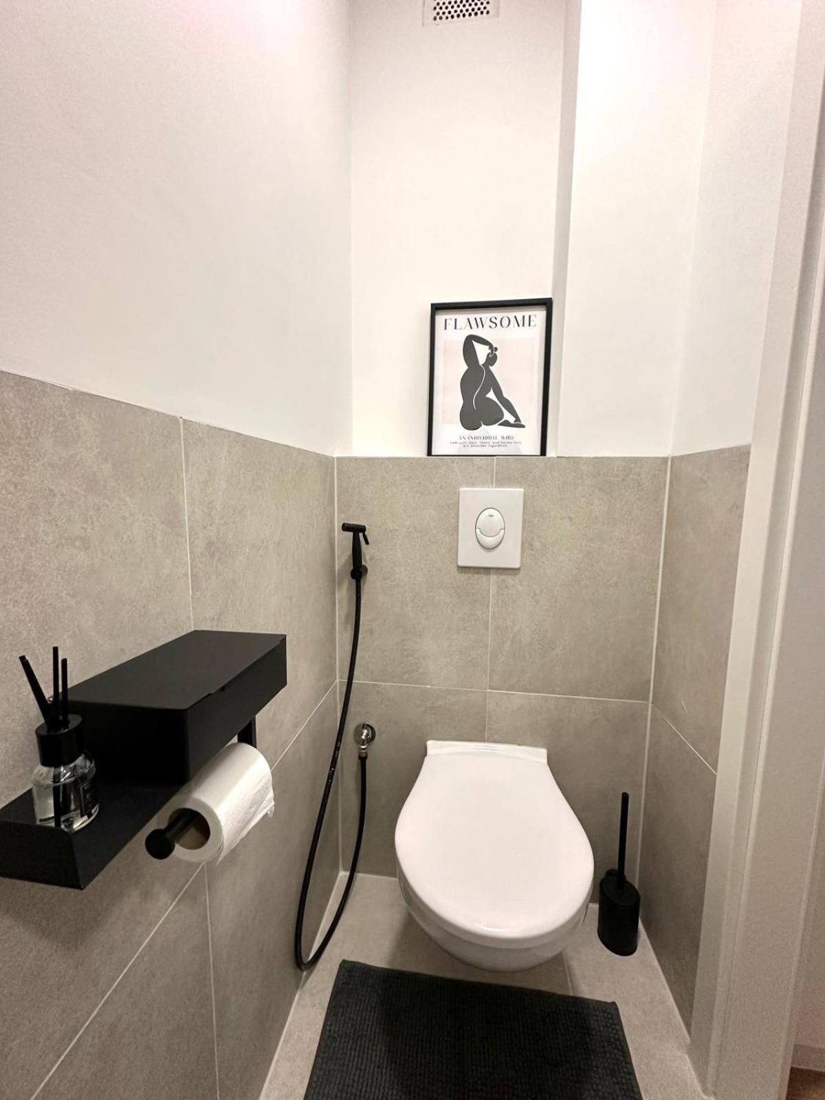 Rooftop Apartment, 10min To Center, Direct At Metro, Skyview Big Terrace! Apartment *