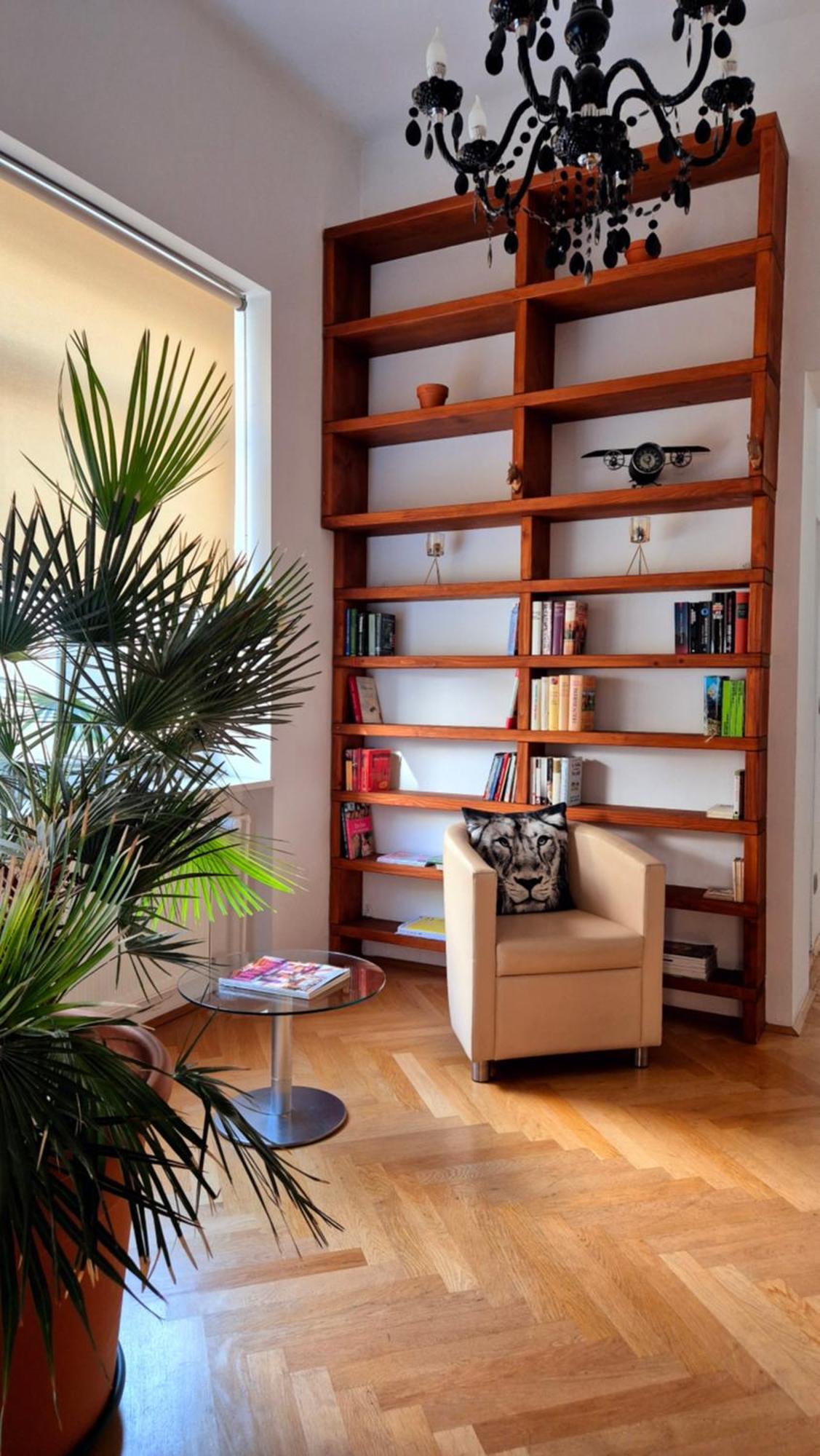 Sunny And Spacious Near Centre