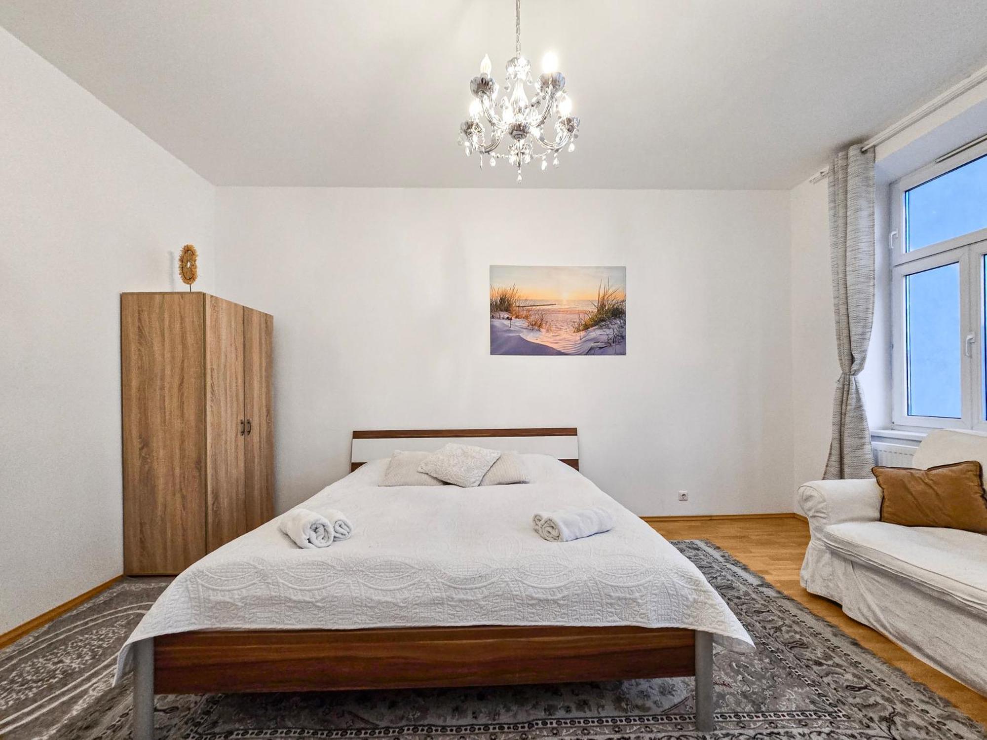 Modern Three-bedroom, Triple King Beds * Viena