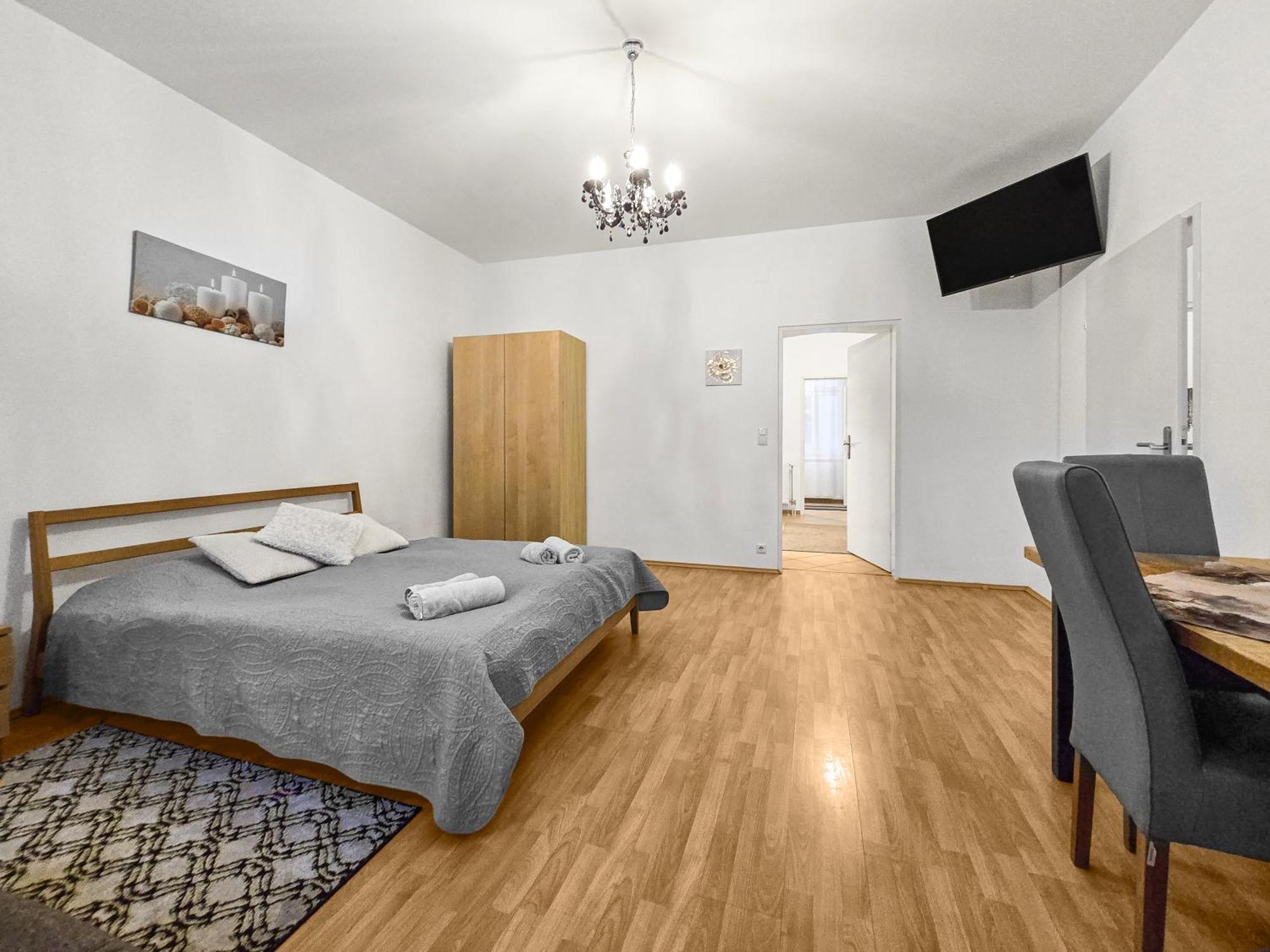 Modern Three-bedroom, Triple King Beds Apartamento