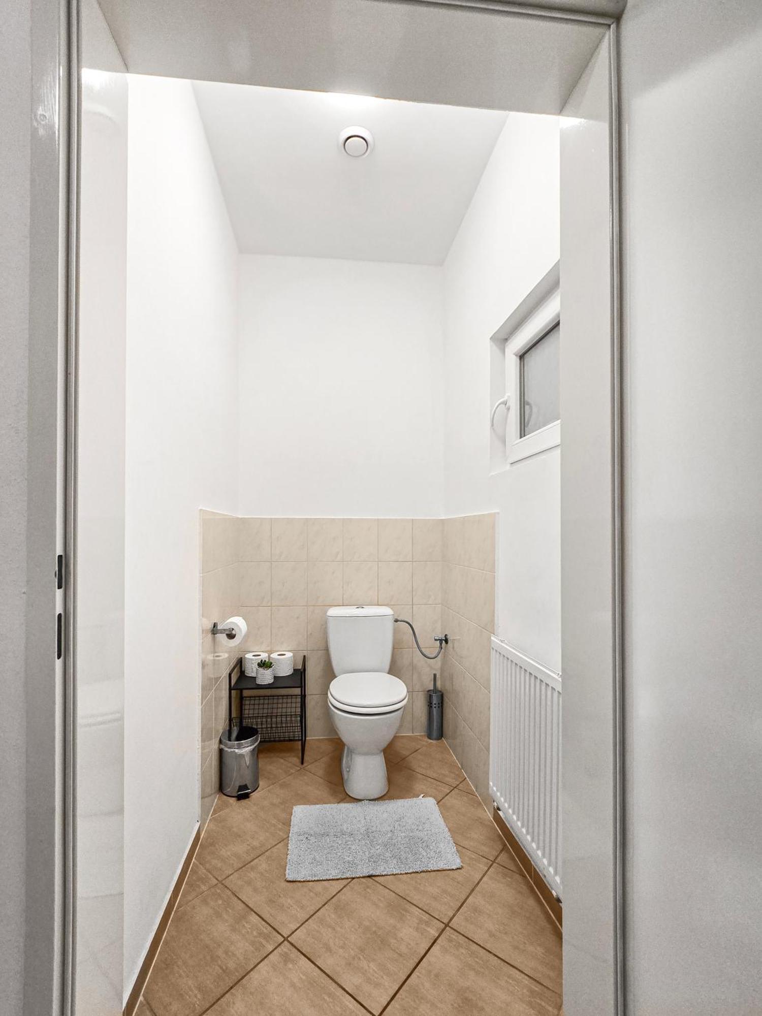 Modern Three-bedroom, Triple King Beds *