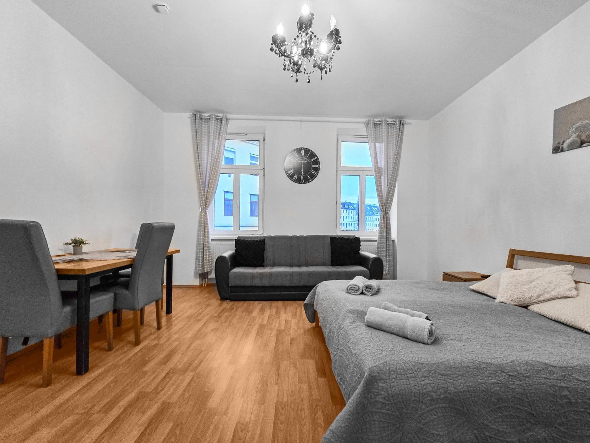 Modern Three-bedroom, Triple King Beds Viena