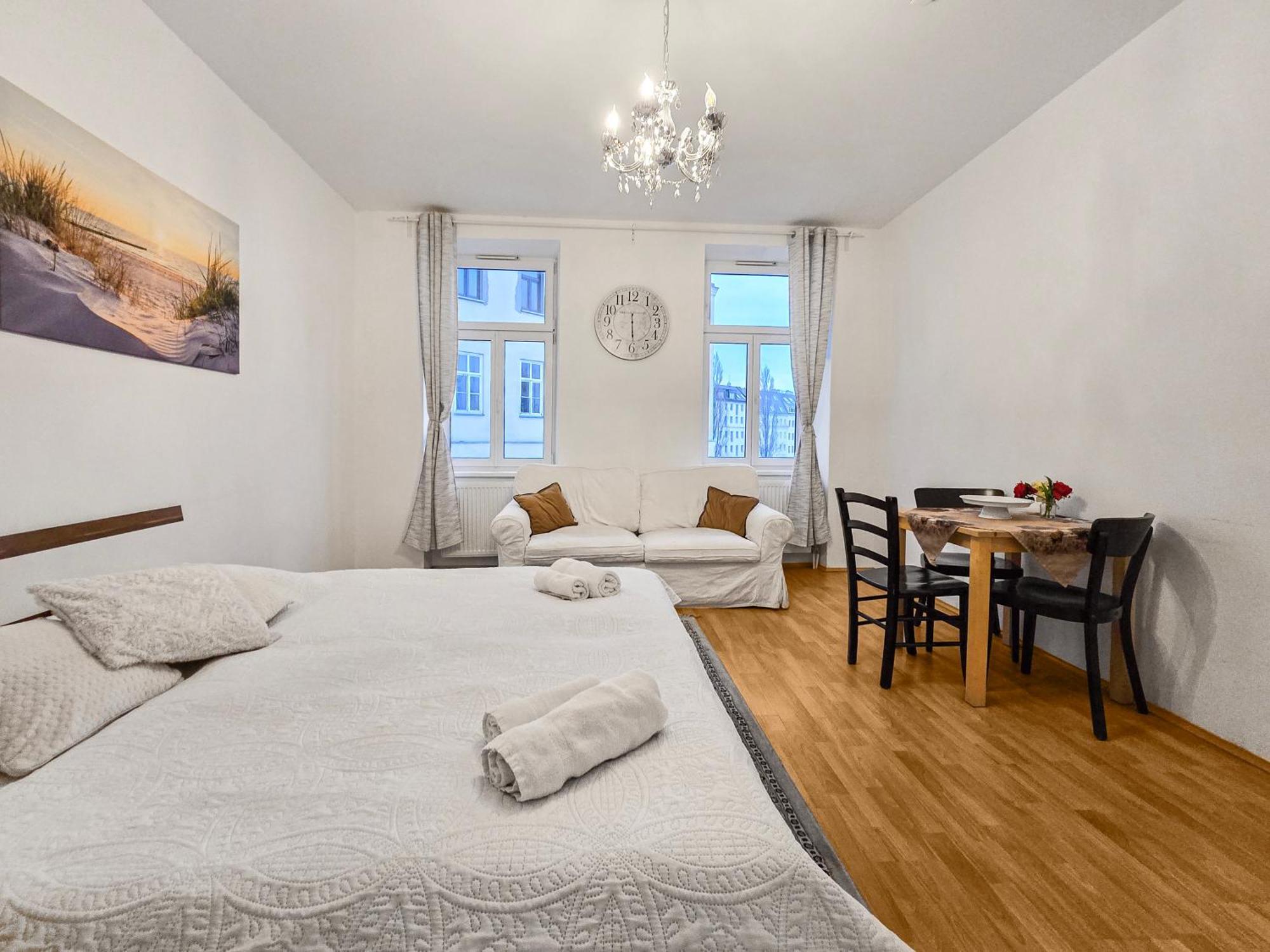 Modern Three-bedroom, Triple King Beds Viena
