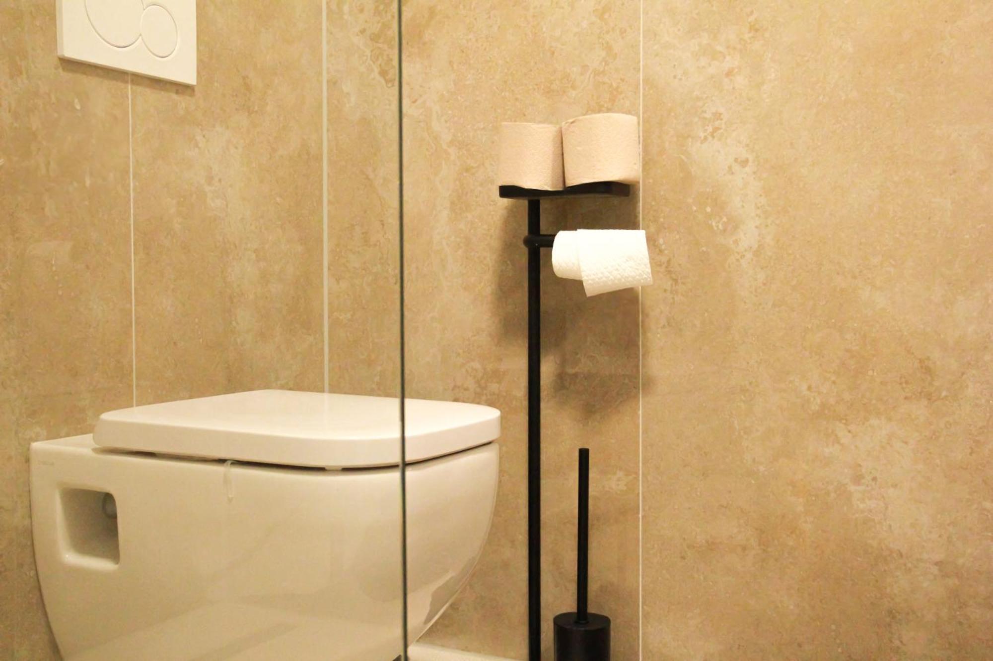 Appartamento Modern Penthouse With Balcony & Free Parking