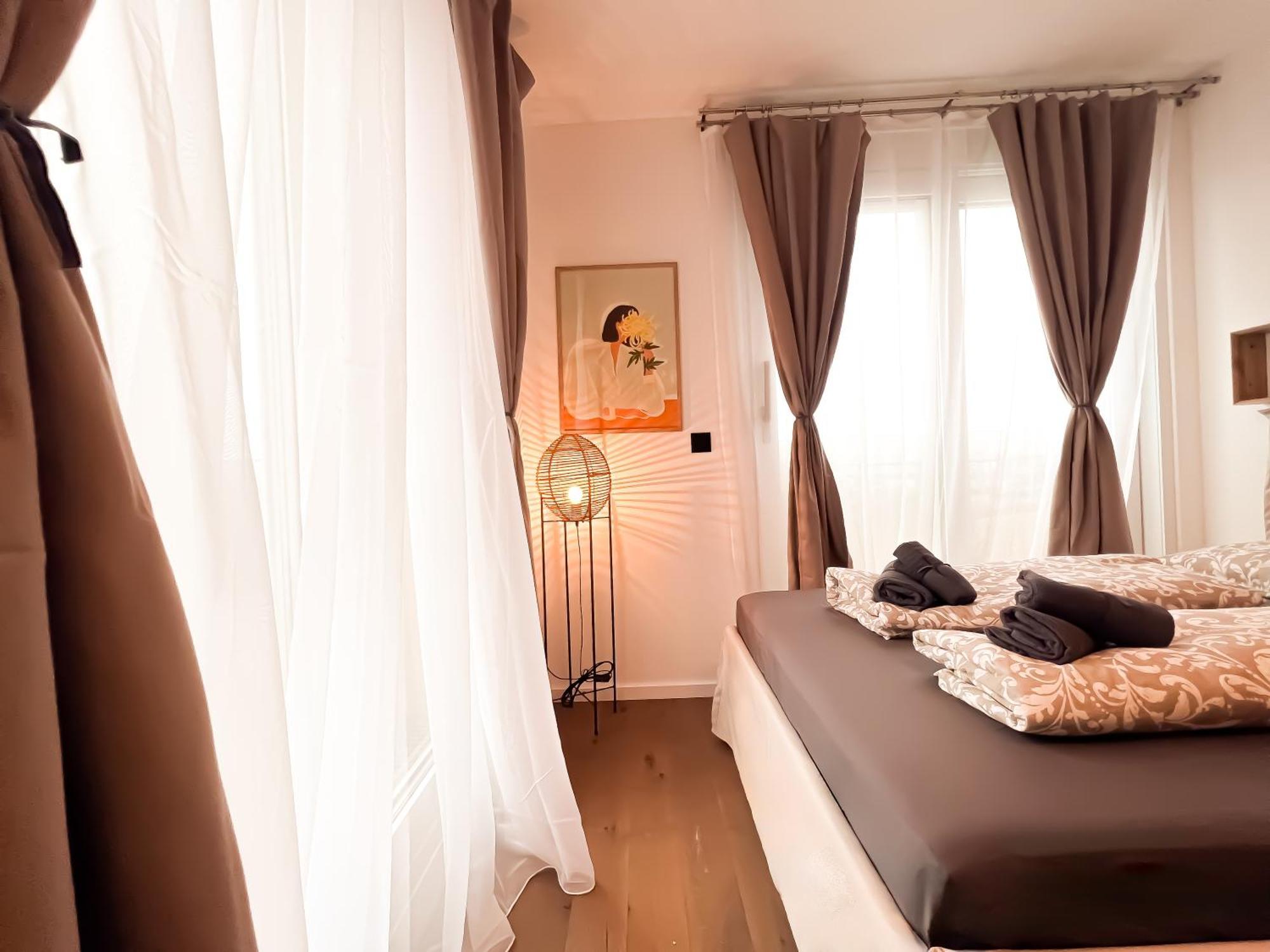 Apartment Modern Penthouse With Balcony & Free Parking *