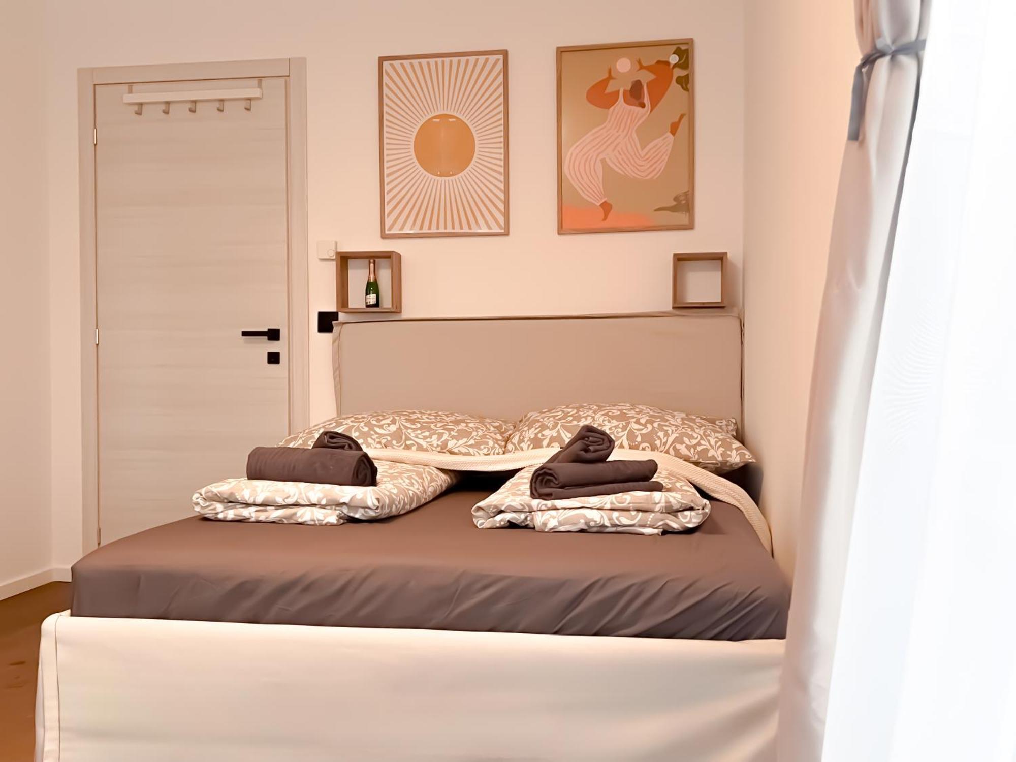 Apartment Modern Penthouse With Balcony & Free Parking *