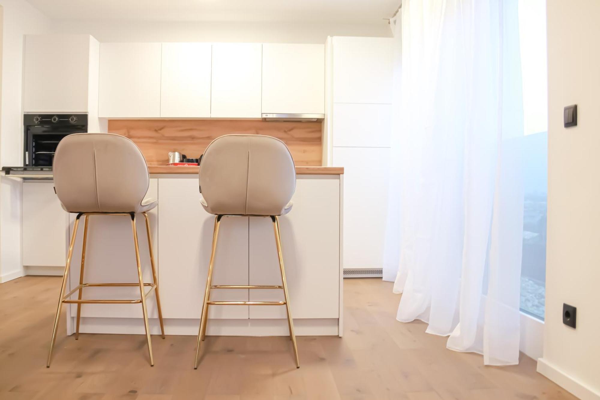 Modern Penthouse With Balcony & Free Parking Apartment *