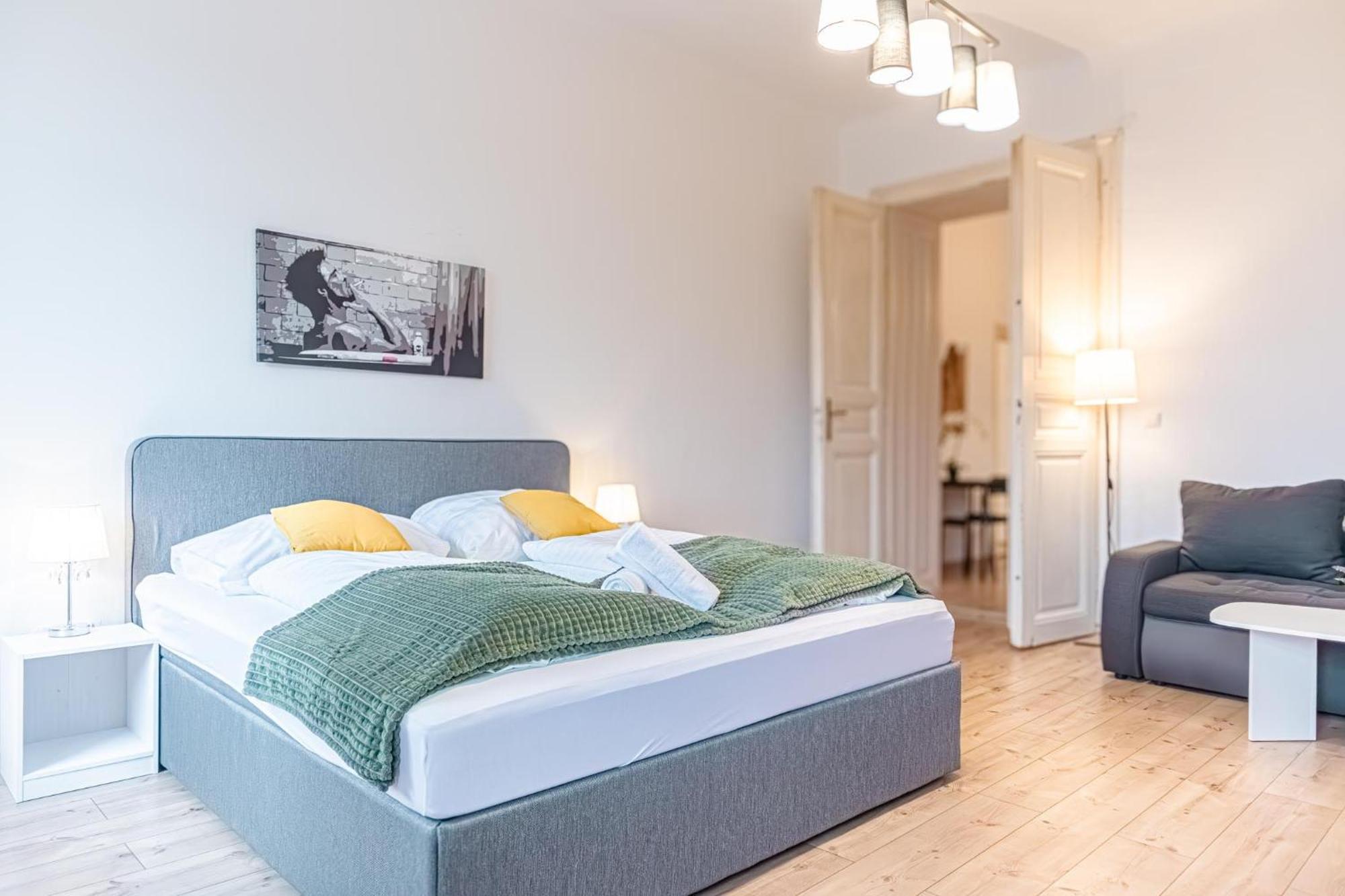 Affordable 2 Apts For 16p 4br Great For Families Apartment *