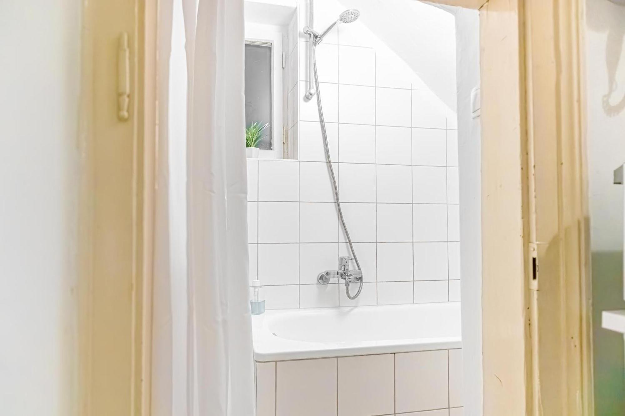 Affordable 2 Apts For 16p 4br Great For Families Vienna