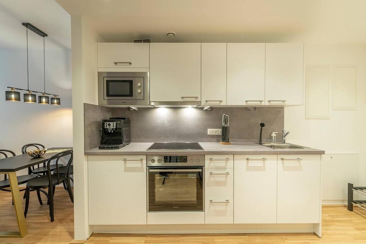 At Station I 3 Minutes To Shopping Street I High Speed Wifi Apartment Vienna