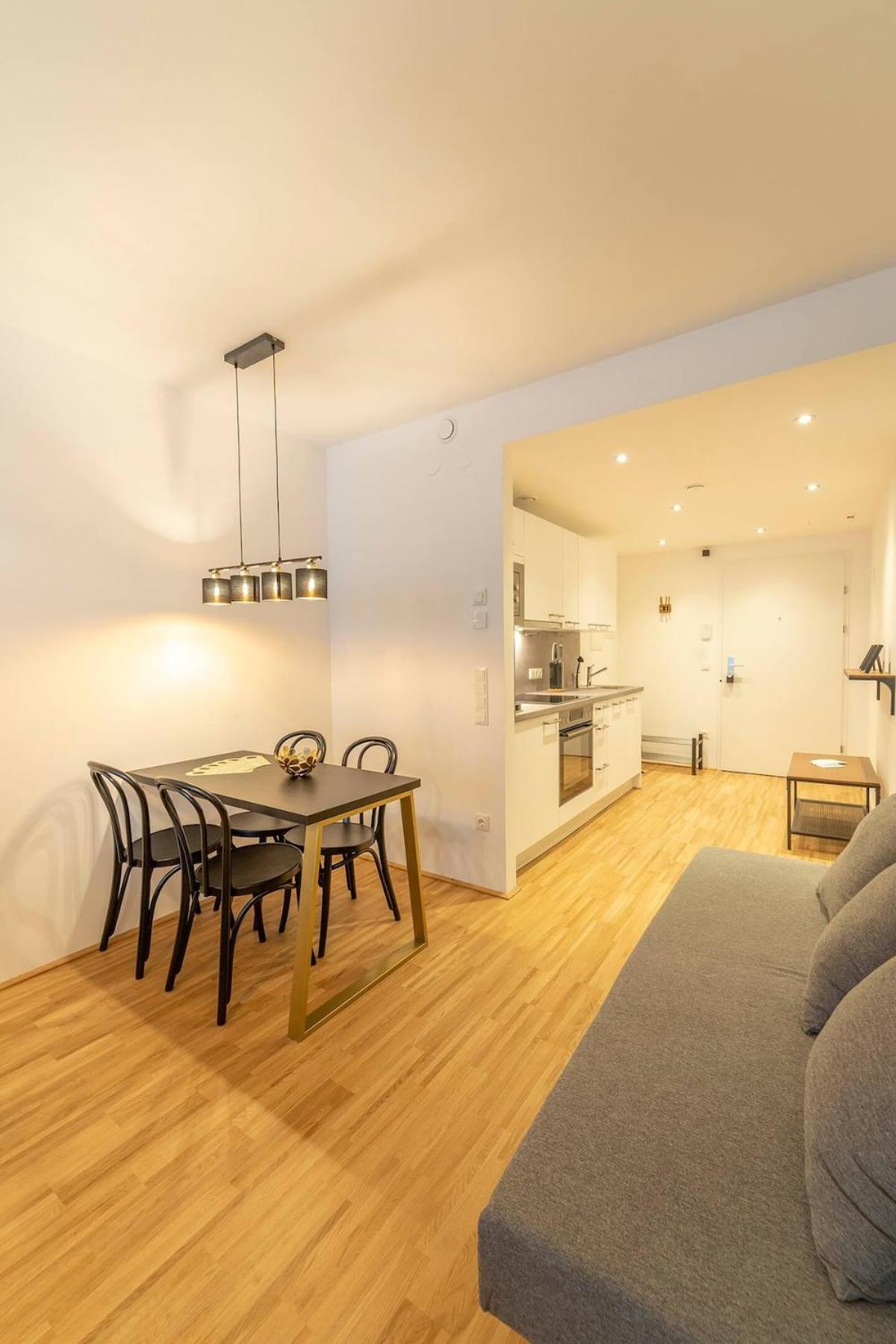 Apartment At Station I 3 Minutes To Shopping Street I High Speed Wifi *